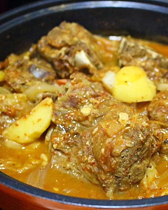저렴하게 구입할 수 있는 돼지목뼈 
집에서 푸욱 끓여서 만들면 
가성비 최고 감자탕🥘
진한 국물과 고기 듬뿍😍
술안주로도 최고최고👍👍👍

👩‍🍳#감자탕만들기
1️⃣ 돼지 목뼈는 한 시간 가량 찬물에 놔둬 핏물을 빼 준 뒤 소주 쪼로록 부어서 초벌 삶기 해 준다
2️⃣ 잡내 제거를 위해 통마늘 7개, 통후추 8~10알,  소주 쪼로록, 파뿌리(선택)을 넣고 밥솥을 이용해서 50분간 취사해준다
3️⃣ 목뼈와 국물을 냄비에 따로 담고 물 세 컵을 더 부어준 뒤 양념장을 넣고 끓여준다
✳️양념장 : 된장 2 큰 술, 고춧가루 2 큰 술, 다진 마늘 1 큰 술, 진간장 3 큰 술, 설탕 0.5 큰 술, 후춧가루 약간
4️⃣ 준비해 둔 채소를 넣고 다 익을 때까지 한 번 더 끓여주면 완성!!
5️⃣ 맛있게 먹는다 냠냠♥

👉더 자세한 레시피는 
프로필의 링크 타고 들어가셔서 
하단 검색창에서 [감자탕]을 검색해주세요 🤗
.
.
.
