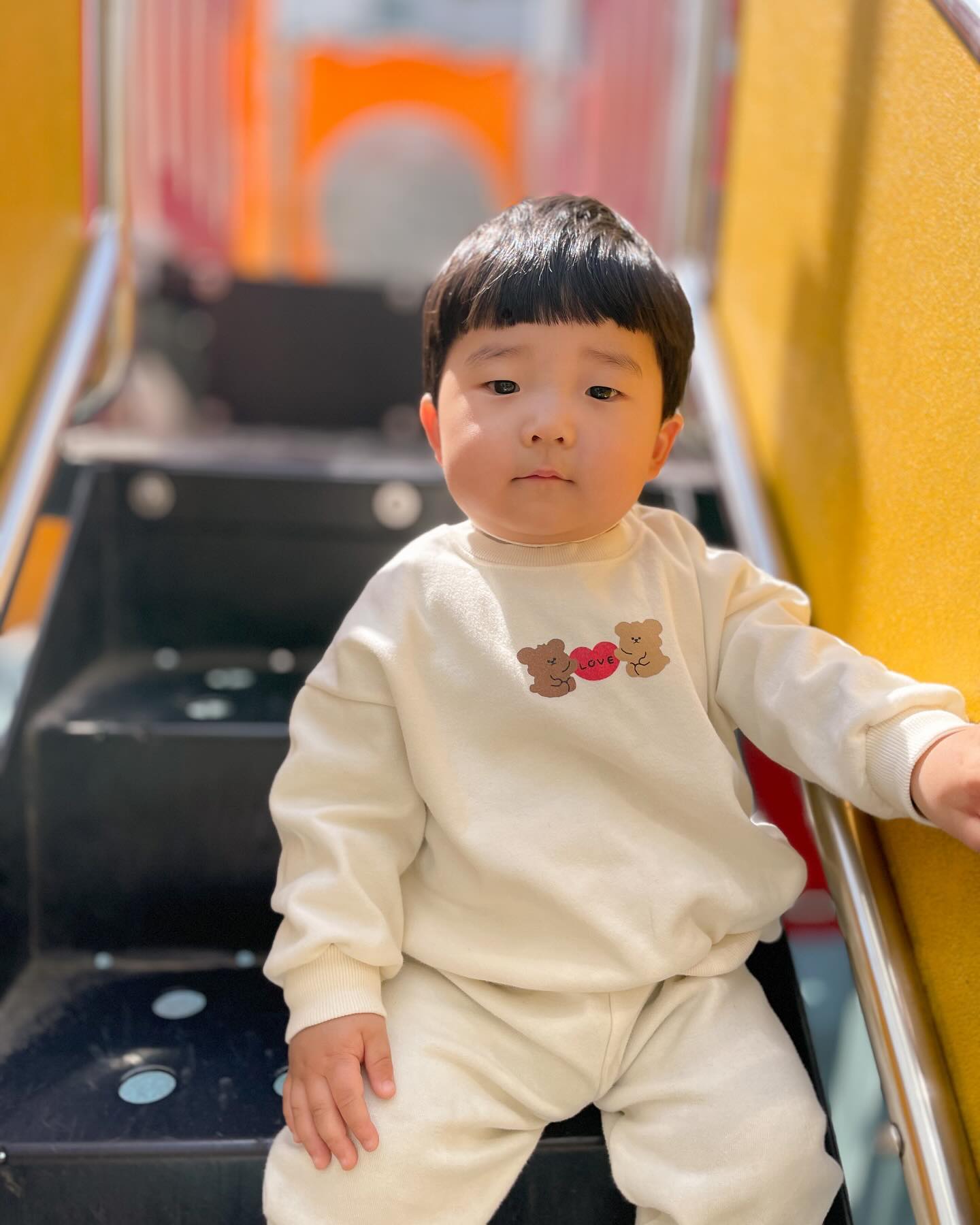 빌라에서 아파트로 이사오니 좋은점은
바로 놀이터와 난방이에요
⠀
계절 자연을 느끼고
걷고 뛰고 놀이하기 좋은 놀이터는
강한바람이 불지않으면
어린이집 하원하고도 간답니다
(산을 오지게 깍아서 만든 아파트라 바람도 오져요!!!)
도겸이도 전보다 더 밝아지고
달리기도 빨라요;;; 이건 좀 힘들어요 ㅋㅋㅋ
⠀ 
난방은 위 아래덕에 23-24도로 설정해도
훈훈해서 좋아요
20년 구식 아파트이고
안방이 외벽쪽이라서 난방텐트를 사용하지만
전보다는 몇 배 따뜻하니까요:)
⠀
도겸이네가 살고있는 아파트에
벚꽃이 장난아니라는데
빨리 꽃이 피길 기다리며~
 사과 한모금으로 마무리합니동🤍
⠀
우리맘님들 오늘도 화이팅🫶🏻