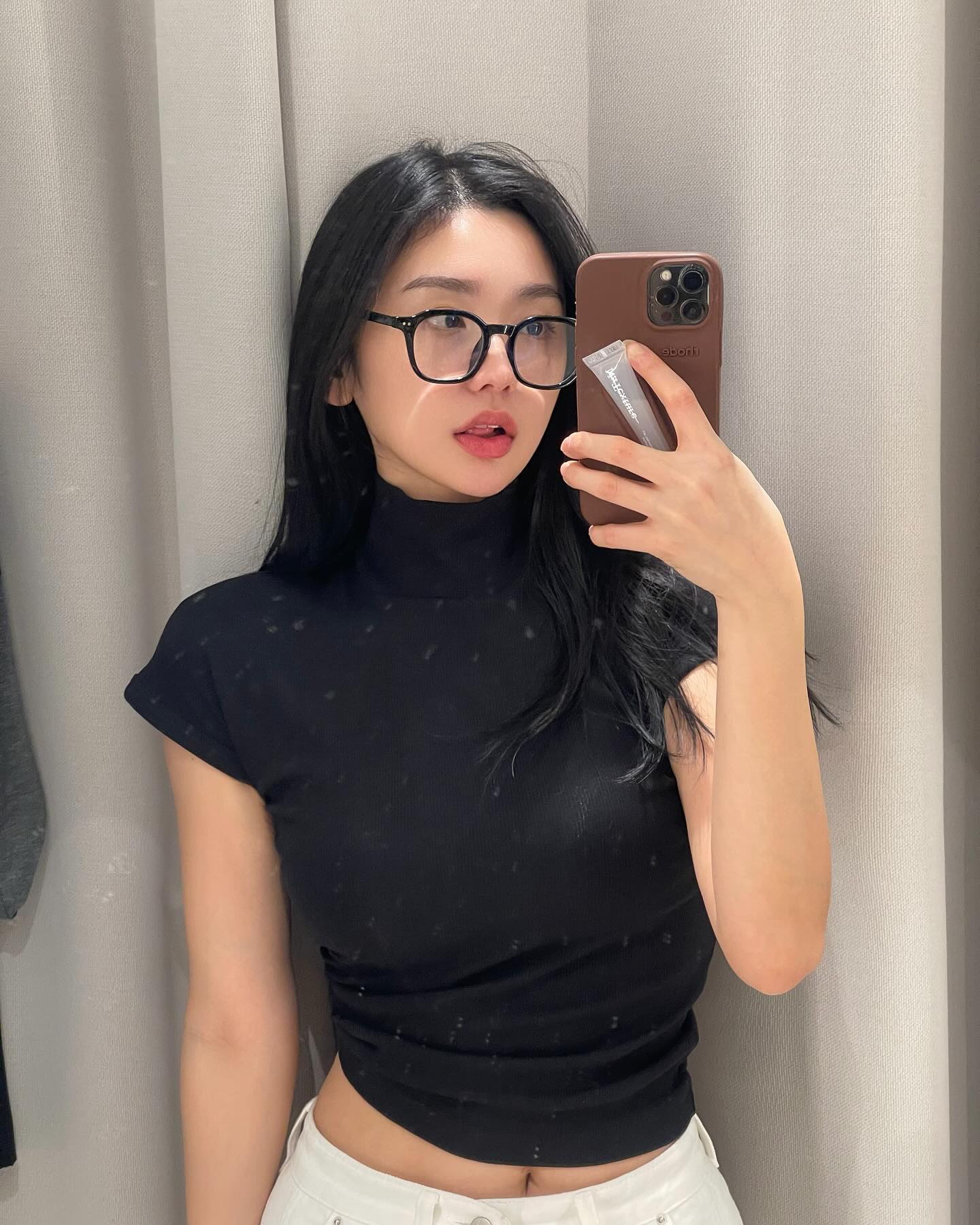 Mirror, mirror, on the wall,
who‘s the prettiest of them all?
🪞🫣
.
🧙‍♀️🧹💚It’s MEEEEEEEEEE 
:
.
.
:
.
.
:
.
#fyp #selfie #selca #mirrorselfie #zara #instagood #instalike #fff #likesforlike #likes #셀카 #셀스타그램 #거울샷 #거울셀카 #셀카그램 #인친 #좋반 #좋아요그램 #좋아요반사❤️ #xyzbca #chrismas #followforfollowback #follow #좋반테러 #좋튀 #선팔 #연말