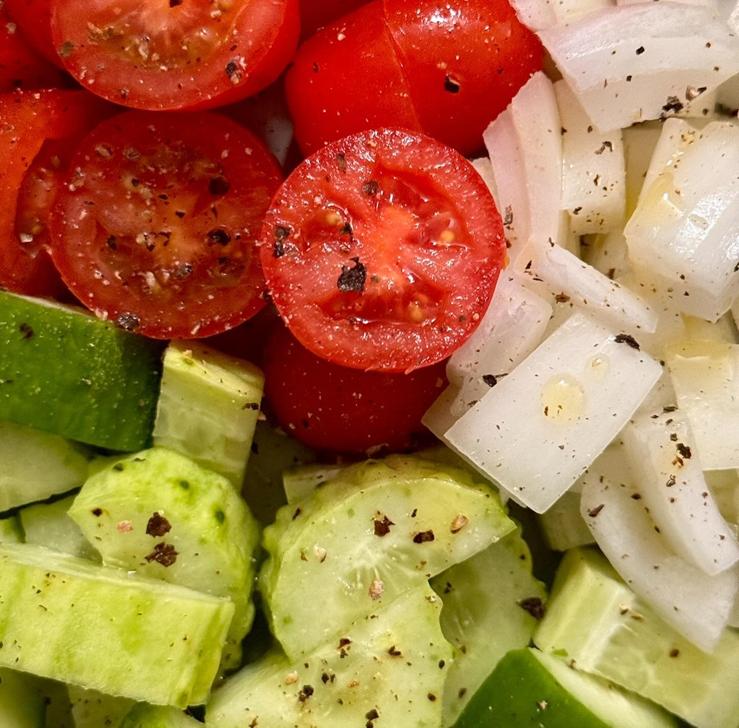 #날것챌린지_유니 1주차 ② 토마토오이샐러드 🍅🥒

오늘은 공복유산소 실내사이클 30분 타면서 
따뜻한 석창포 발효차 한 잔 마시고서 하루 시작✨

#날것챌린지 2일차 아침은 토마토와 오이를 메인으로 
후추 뿌리링 올리브오일 휘리릭 샐러드를 만들고 
계란, 딸기를 곁들여 함께 먹었어요 🍅🥒🍓🥚
오이, 토마토 모두 깨끗하게 씻어 껍질채 냠냠 

어제 챌린지를 시작하고 첫 끼를 산뜻하게 챙겼더니 
너무 좋아서 저녁에도 식담을 지키게 되더라고요 :)
#채소과일식 을 하면 빨리 배고프지 않을까 싶었는데 
오히려 더부룩하지 않은 든든함이 꽤 오래갔어요
채소과일식의 매력에 점점 빠져들어가는 중😉

비가 추적추적 내리는 어두운 화요일이지만,
오늘도 산뜻하게 시작했으니 모두 화요팅해보자요🙃

#휴롬 #hurom hurom_official 
#유니의제주라이프_식단 #날것캠페인