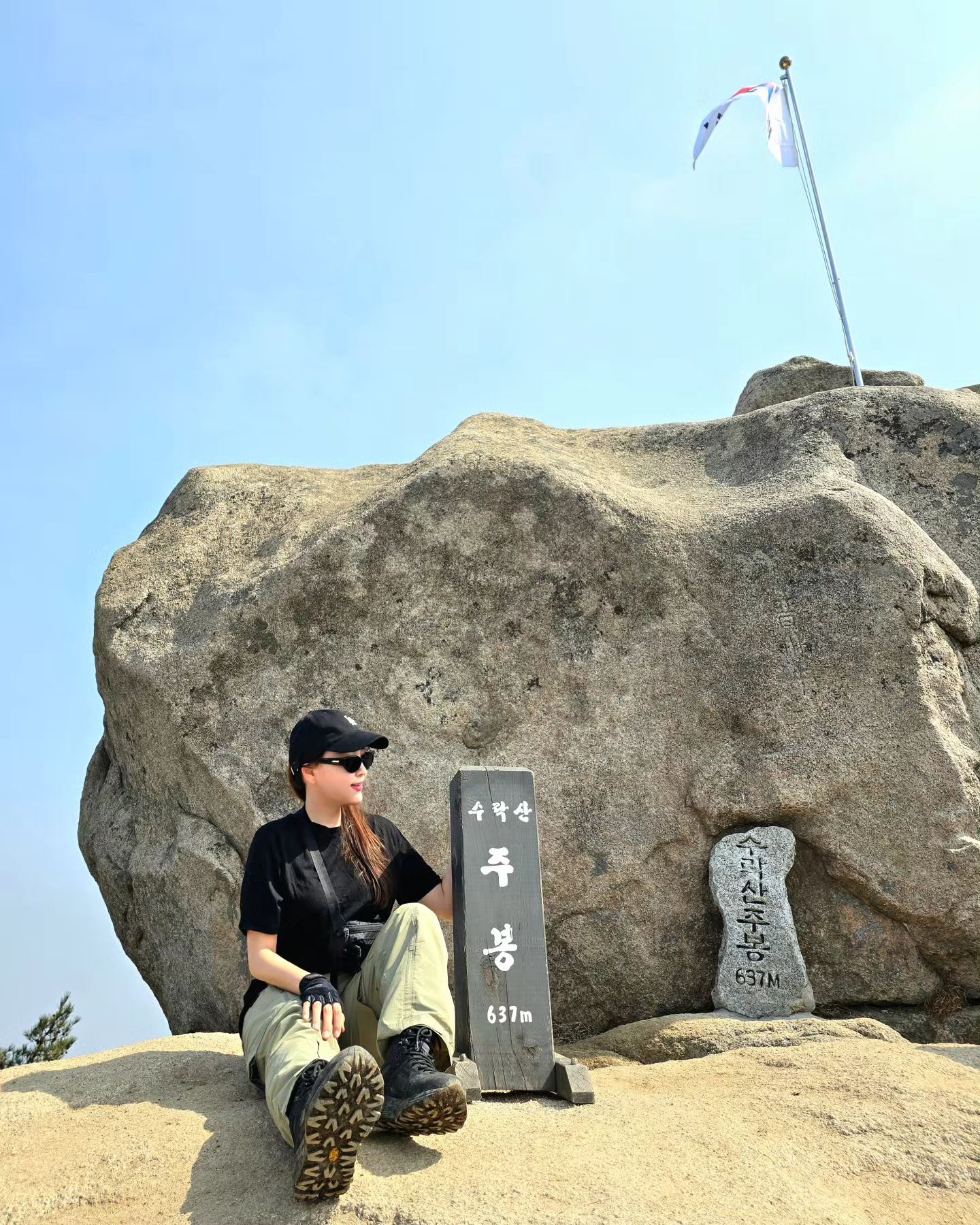 .
.
.
수락산 주봉 정상에서 막걸리 한잔 사 드시면 아저씨가 인생샷 찍어주는건 덤🤣

포즈까지 잡아주시고 포토스팟 자리잡으신 분들도 대신 양해구해주시고🤭
너무 좋았습니다😆
.
.
#수락산 #주봉 #포토그래퍼 #막걸리아저씨 
#등산기록 #등산스타그램 #즐거운토요일 #등산하는여자
#산타는여자 #등산룩 #산소통