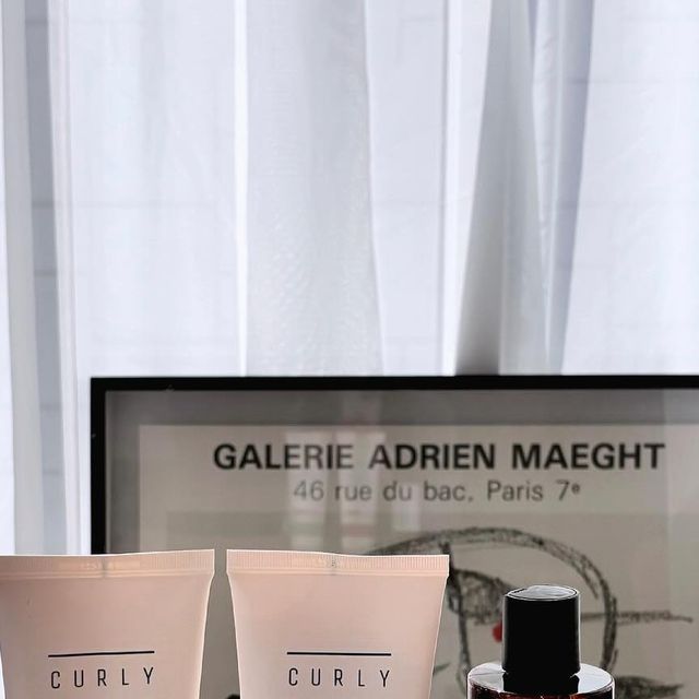  Fashion | Beauty | Lifestyle 다감౨ৎ on Instagram: "#광고 머릿결 좋은분들이 꾸준히 쓰고있는 브랜드 @curlyshyll_official 저도 드디어 만났답니다?⑉♥ 겨울철 건조함에 부스스하고 갈라지는 모발이된 경우 많으실텐데요. 지금 딱 관리해줘야할 때! 추천드리고 싶은 제품은 워낙 많으나, 저는 수분과 단백질을 채워주는 야무진 샴푸&트리트먼트&오일 세트인 #프레스티지3종세트 도 추천드리고 싶고요.
또 ’에프터 살롱 케어 헤어팩 트리트먼트‘ 요 제품 강추드리는데요♥️ 아시다시피 제가 히피펌 후 많이 잘라내긴했지만 손상된 모발이 남아있긴했거든요😅 근데 요 제품으로 완전 케어가 가능하더라구요✧⁺⁎ 사용 후 즉각적으로 부들부들 차분해지고, 잔향도 은은하게 남아요 킁킁. 찾았다 내사랑ꯁ.̮ꯁ
#커리쉴COC #curlyshyll"