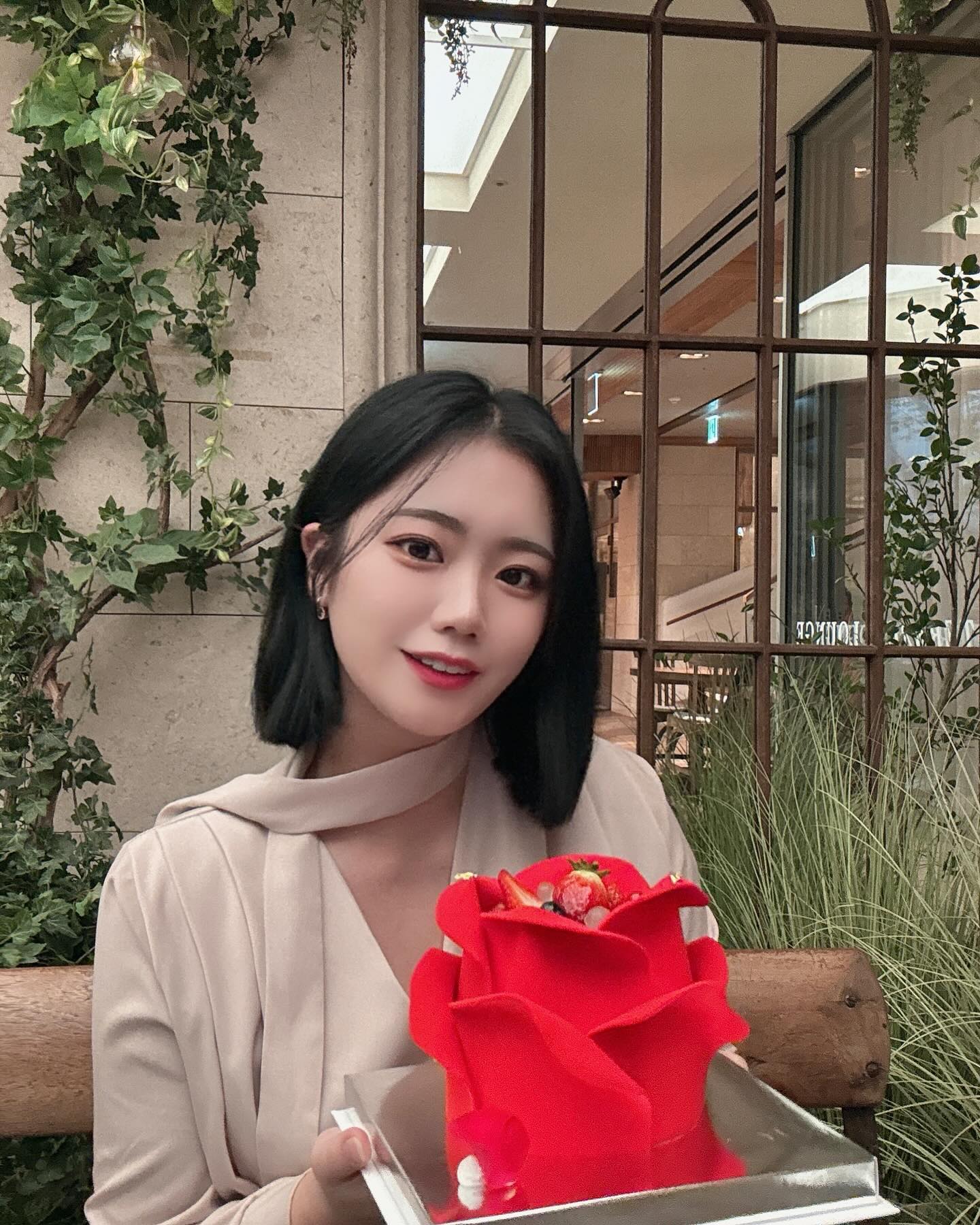 카리나호소인 생일ㅊㅊ👏🏻

#내생일아님주의 
#내생일엔케이크에금발라와라
#블루밍레드로즈케이크 🌹
