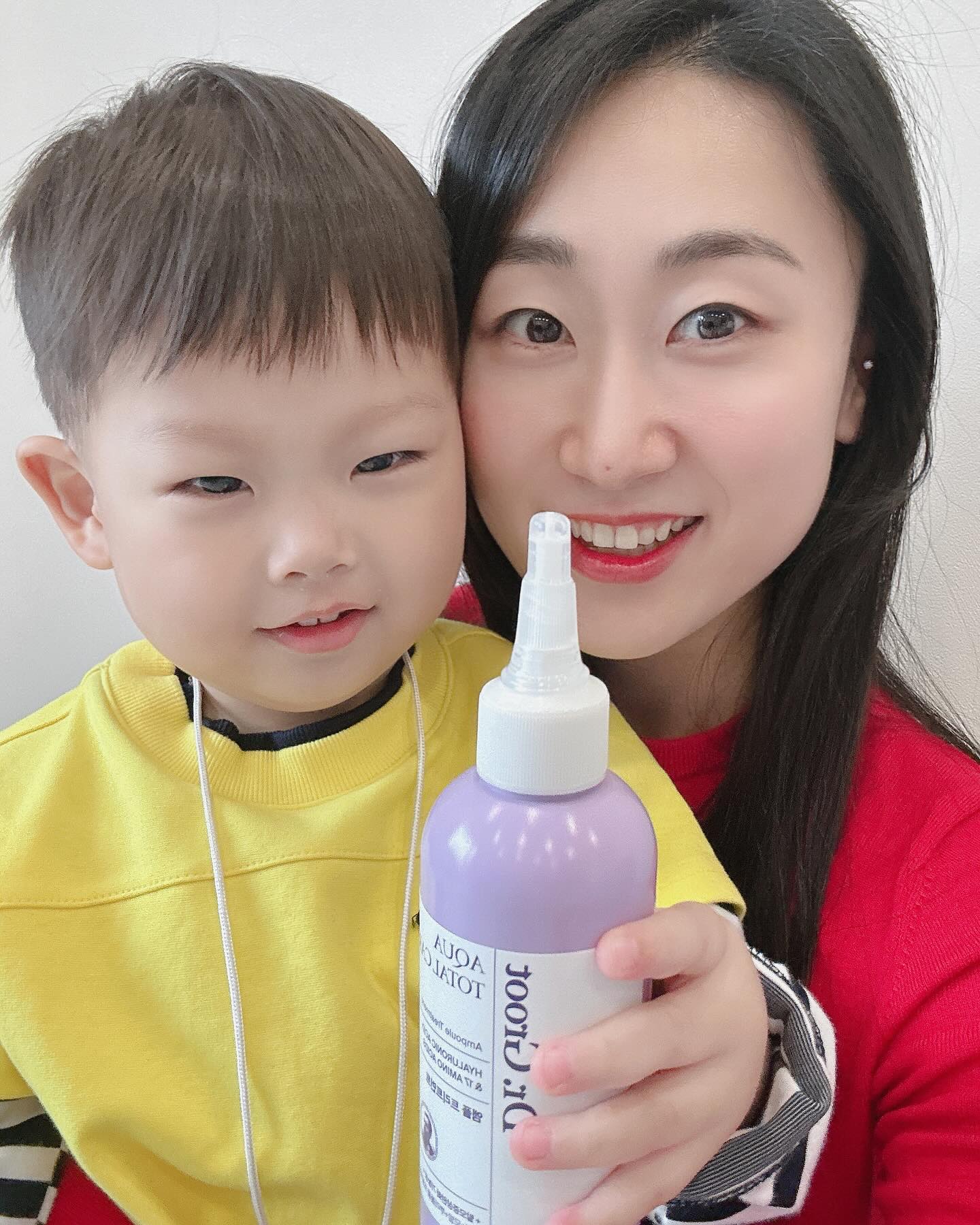 #협찬

떡지지 않는 두피부터 바르는 트리트먼트 두피+모발케어 닥터그루트 아쿠아 앰플 트리트먼트💜

혹시 머리 떡질까봐, 뿌리볼륨 처질까봐 모발 끝에만 트리트 먼트를 바르셨던분 모발만 부드러워지는 트리트 먼트 대신 아쿠아로 두피+모발 올인원 토탈케어 하세요❣️

💟 식약처 보고 기능성
💟 단 5초만에 모발 부드러움
💟 트리트먼트로 두피 영양 공급

긴머리 모발이라 특히 뿌리 볼륨이 잘 안사는데 샵가서 클리닉 받은 것처럼 부드러워지면서 찰랑찰랑 한데 뿌리 볼륨까지 살아있어요👍🏻

정제수가 85% 이상인 자사 트리트먼트와 달리 히알루론산 앰플 성분을 80% 함유한 포뮬라가 두피와 모발에 수분감을 가득 채워줍니다💚

두피부터 모발까지 빠르게 스며드는 앰플제형이 물에 닿으면 스팀팩을 한듯 열이나고 꾸덕한 크림으로 변해 고영양 살롱 트리트먼트가 되요😍

휴양지가 생각나는 라임과 톡 쏘는 바질 향이 조화를 이뤄 상쾌하고 시원한 바다를 떠올리게 하는 향으로 오래도록 지속되는 잔향이 기분까지 좋게 만들어 줍니다🫶🏻

트리트먼트로 탈모+두피+모발케어까지 한번에 하고 싶으신 분들께 추천드려요💝

#닥터그루트 #앰플트리트먼트 #헤어앰플 #탈모앰플 #탈모트리트먼트 #올리브영트리트먼트 #올영트리트먼트