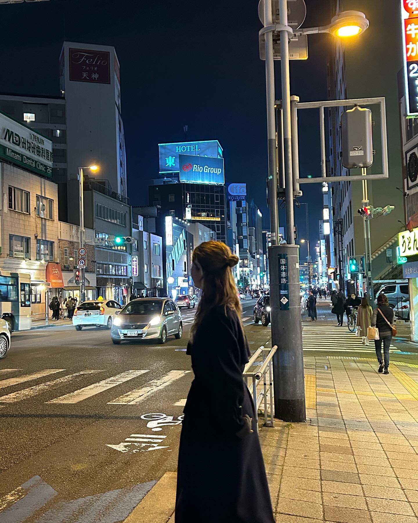 짝꿍 오셔서 드디어 남이찍어준사진 ,,, 👀🤍

크레페들고 광각으로 MZ샷 찍으려고했는데
…
이기지배가 광각 안 눌러서 그냥 나 찍어준 사람 됨
ㅋㅋㅋㅋㅋㅋㅋㅋㅋㅋ
그냥 ‘크레페와 나’
ㅋㅋㅋㅋㅋ ㅜ 짜증나 ㅜ 
이곳저곳 다닐까 하다가 그냥
숙소근처에서만 터벅터벅 걸어다녔다 넘 만족하구 행복햐요 ,,,
가젤 지금사면 아깝다지만 핑크그린은요? 너무 귀여워서 아깝지않은디요?
돈키호테에서 사이좋게 한봉투씩 사고 귀가 ••• 
그리고 가챠에서 현금다씀
천엔 남았다♡ヾ(๑╹◡╹)ﾉ"