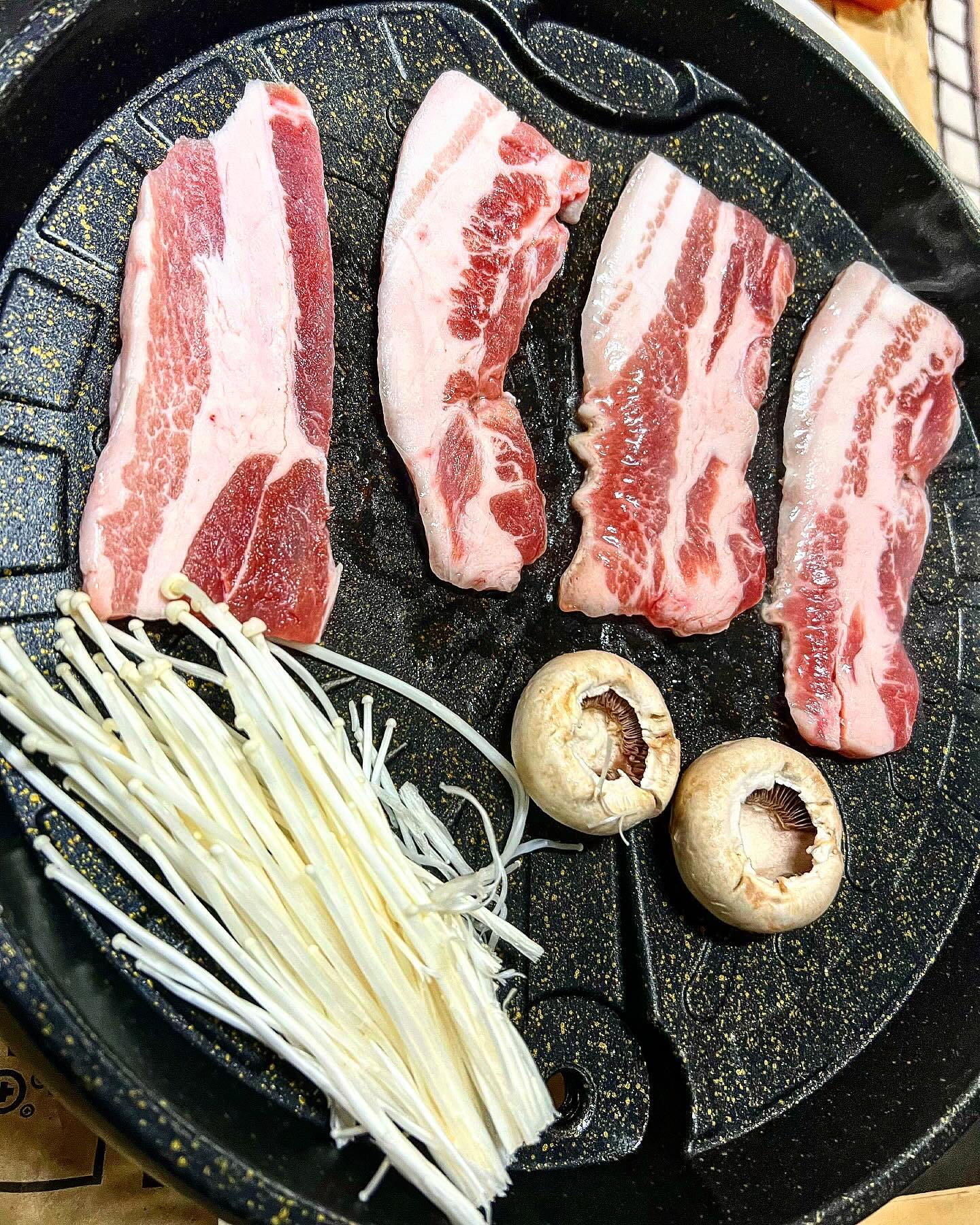 #점심 
#휴일 #점심시간 

#식사 

쉬는날엔  점심부터  삼겹살 먹어줘야지~><

지글지글지글지글❤️❤️❤️❤️❤️❤️

#삼겹살 #고기 
#술 #술스타그램 

#먹스타 #먹방스타그램 #먹팔 #먹부림 
#맛스타그램 #맛 #맛있다그램 #맛있어 #맛점 #❤️ 

#푸드 #푸드스타그램 #음식 #음식사진 #food #foodgasm 
#instagram #instagood #instadaily 

#일상소통 #소통좋아요 #좋반환영