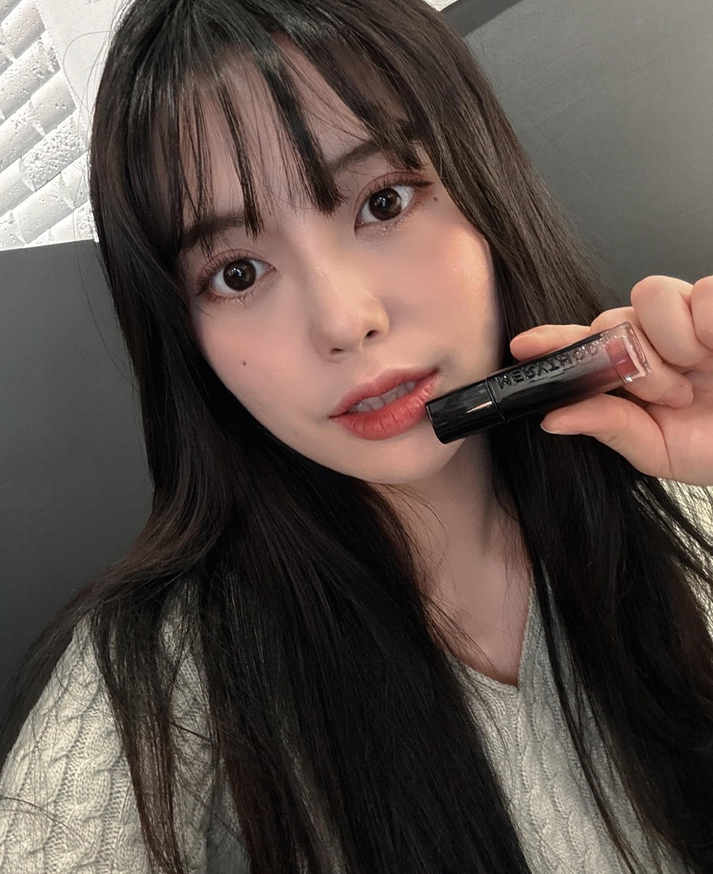 #협찬 merythod_official 
벌써 연말…? 나 곧 한살 더 먹어……. ૮ ˃̣̣̥᷄ᴥ˂̣̣̥᷅ ა??

슬픈 김에 연말에 어울리는 틴트 추천💄
[메리쏘드]릴타투 벨벳틴트 
18)플러쉬드. 20)플레이밍. 22)올드로즈
크림처럼 부드러운 제형에 입술에 착 감기는 뽀송한 느낌이 너무 좋아요˃̵ࡇ˂̵
풀립으로 발라도 예쁘고 그라데이션 립도 오케이🫶🏻
이번 신상 컬러 너무 예쁘니 메리쏘드로 달려가세요👊🏻👊🏻👊🏻

#협찬 #고민시화장품 #메리쏘드 #merythod #메리쏘드릴타투벨벳틴트 #릴타투벨벳틴트 #고민시pick틴트 #메리쏘드틴트 #벨벳틴트 #매트틴트 #매트틴트추천