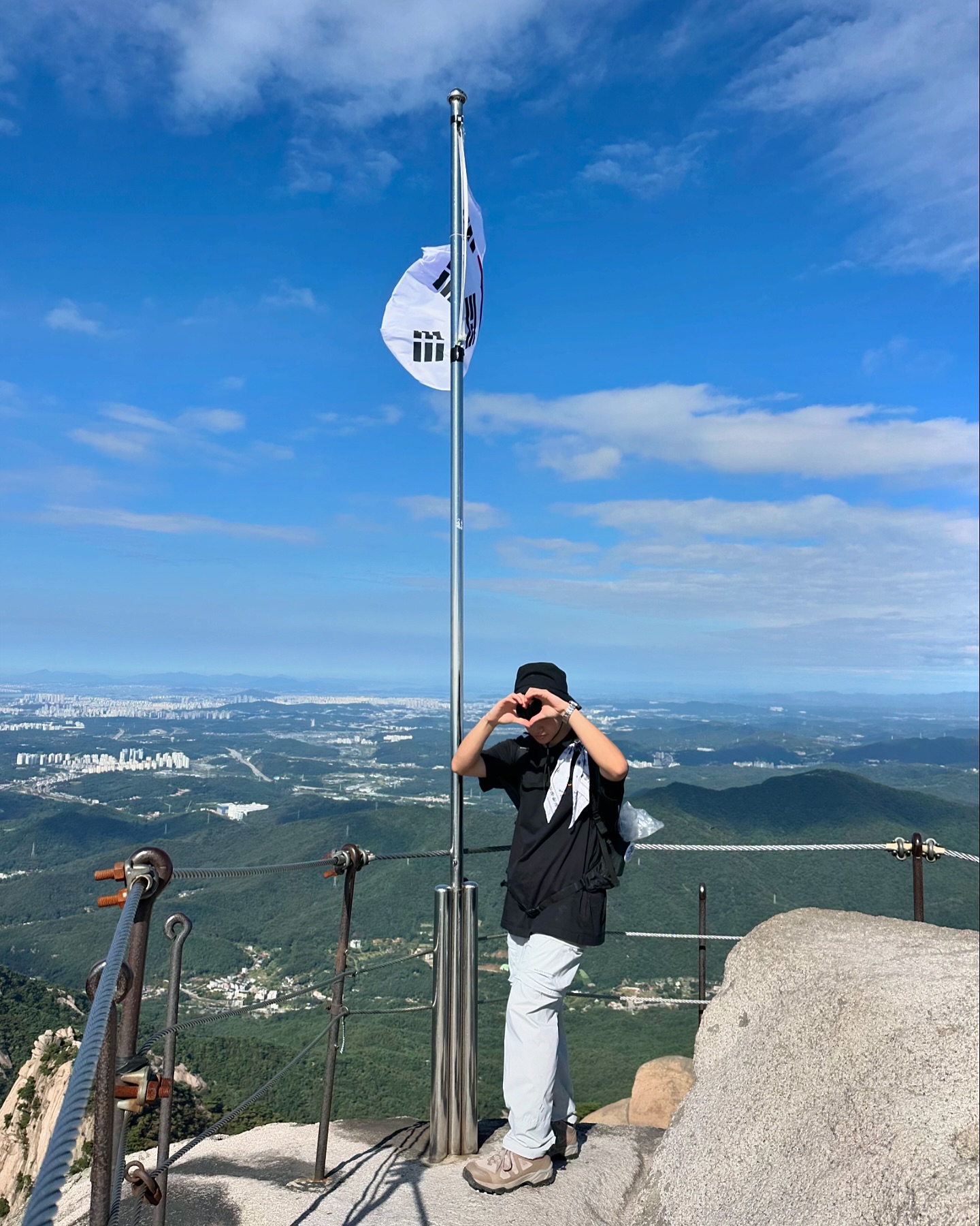 #북한산 

⛰️
오랜만에 다녀온 북한산!
백운대탐방지원센터에서 시작하여 다녀왔다.

이때 낙석위험으로 일부 구간 통제였는데,
그래서 그런지 사람이 많았다,,

그래도 오랜만에 북한산 재밌었다!
내려와서 콩국수 꿀맛!!!

🦵
무릎 보호대는 잠스트 제품을 착용했다!
요즘 운동하면서 무릎이 정말 중요하다는 것을 매번 느낀다,,
등산 갈 때 무릎 보호대는 필수로 착용하는데, 잠스트 제품이 전체적으로 무릎을 잘 보호해 줘서 벌써 2번째 구매해서 사용하고 있다!
무릎 보호대 중, 가장 마음에 들었던 제품!
모두 무릎 소중히 사용하시고 오래오래 건강한 산행했으면 좋겠습니다!

⛰️
- 코스:  백운대탐방지원센터 -> 정상 -> 원점회귀
- 시간: 3시간
- 난이도: 중하

#산춘기 #sanchungi #등산 #등산스타그램 #등린이 #산스타그램 #산린이 #hiking #登山 #반달이 #잠스트그램 #등산무릎보호대 #잠스트 #zamst #콩국수 #북한산맛집