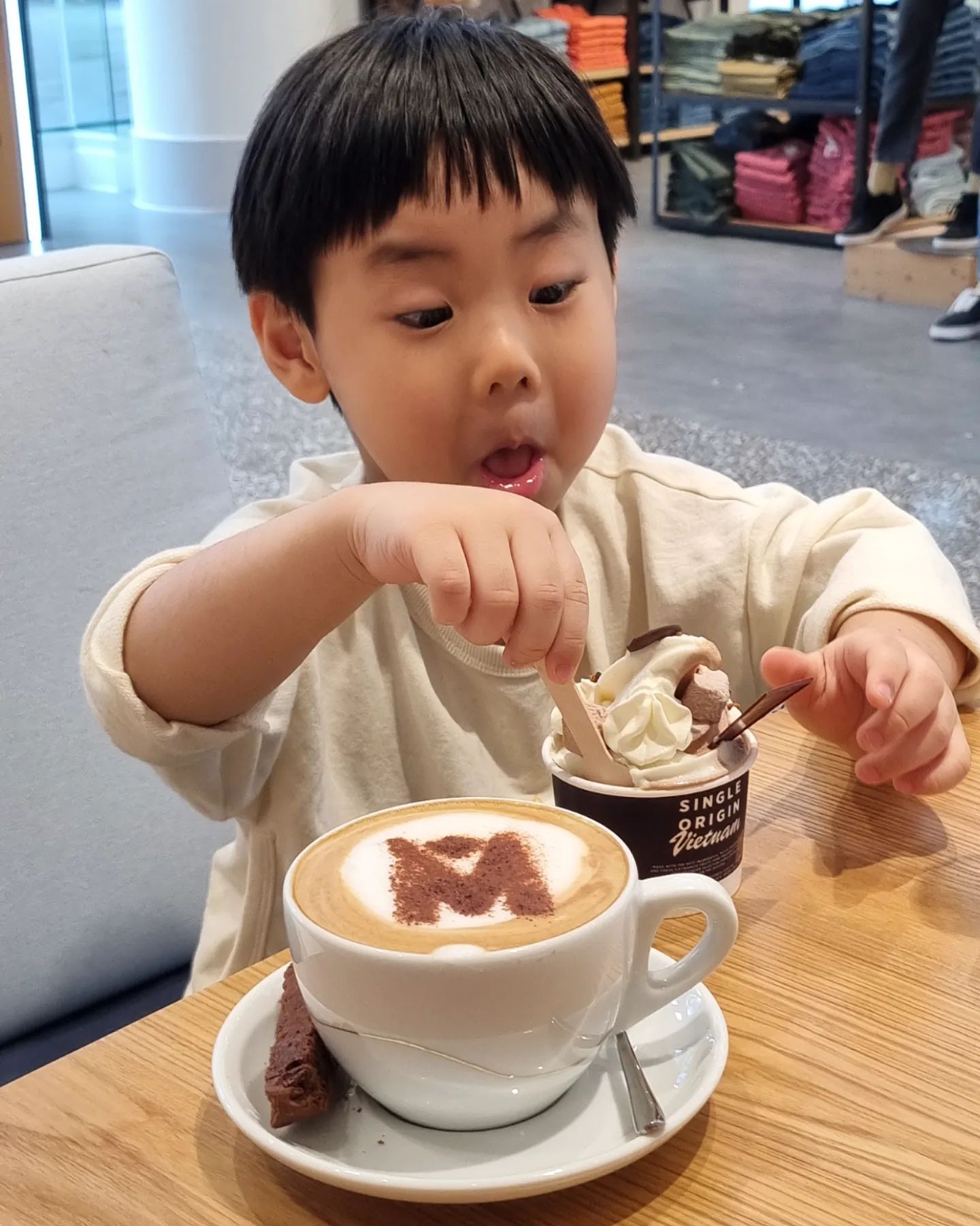 23년 마지막 날,
가까운 쇼핑센터에서 밥먹고 키카
요즘 사진 찍으려고 하면 이상한 표정 짓는 6살 엉아 😏. 24년도 하노이에서 건강하고 행복하게 보내자〰️〰️ #happynewyear#하노이라이프