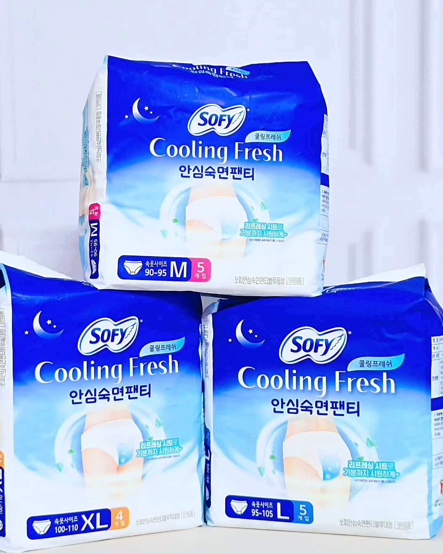 #협찬 but 가장 많이 #내돈내산 해온 #생리대 #쏘피생리대 에서
#팬티형생리대 #입는오버나이트 인데도! #무더위 에도 쓰기 좋은
#여름용팬티 #여름생리대 #쿨링생리대 출시해서 냅다ㄱㄱ🤩‼️

sofy.lifestyle 
#쏘피 #쿨링프레쉬 팬티🌿♥️

-
이전에 올렸었던 여러 피드 등을 통해서
평소 여러 지병상 하혈이 잦아 다른 여자들보다 더
생리대 사용 횟수나 사용량이 매우 많으며,

오버나이트에도 새어 나거나 넘치는 일도 잦아
#입오버 를 가장 즐기는 림림인걸 밝혔었는데😅

입오버가 팬티형이라 참 편하고 흡수력도 더 뛰어나지만
문제는 그만큼 여름에 쓰긴 무리인 경우가 대부분인데;

이제까지 생리대 브랜드 중 가장 많이 구매해 사용중인 브랜드
"쏘피" 에서 이런 단점을 개선해 여름을 겨냥한 #쿨팬티 입오버를!

국내보다 더욱 습한 태국, 베트남 같은 동남아
#해외여행시원한생리대 까지 타겟팅해서 출시했다니
안 써볼 수가 없으니 냅다 써봤습니다😳‼️

-
✅️ 리프레싱 시트
쏘피만의 기술력으로 만든 흡수층으로 얇지만 흡수력이 굿굿👍
보기에도 시원~해보이는 블루 컬러라 더 시원한 너낌은 덤🤣👍

✅️ 샘 걱정없는 볼록맞춤 구조
Y존이 직접적으로 닿는 부분을 더욱 부드럽게 밀착되도록
신체 곡선에 알맞는 올록볼록하게 만들어 더욱 샘 걱정 ㅃㅇ👋
여름엔 더 힘든 그날과 입오버 착용을 더 편하게 해주는👍

✅️ 피부 자극 걱정없는 부드러운 소프트 이너커버
밤새 뒤척여도 보들보들 부드러운데다, 보풀 발생 걱정도 ㅃㅇ👋
일반적인 입오버보다 확실히 두께가 더 얇고 통기성도 더 좋은👍

✅️ 360도 신축 허리밴드로 다양한 체형 커버
속옷 사이즈 기준으로 90~95=M, 95~105=L, 100~110=XL

✅️ 위생적인 보관 및 휴대가 가능한 개별 포장

-
패드형 쏘피 쿨링프레쉬도 매우 만족도가 높았는데,
입오버 라인도 너무 잘 만들어낸 쏘피❗️

다른 라인 입오버랑 비교했을때
두께도 정말 많이 얇아졌고 통기성도 너무 뛰어난데
흡수력과 착용감은 놓치지 않았다는 걸 입자마자 느껴진다는👍

제품력은 뛰어나지만 착한 가격으로 유명한 "쏘피" 답게
쿨링프레쉬 입는 오버나이트 역시 착한 가격이라 더욱 칭찬해👏
 
#올리브영 에 4월 22일부터 선출시되어
현재 온라인 + 오프라인 모두에서 구매 가능하니
더 힘든 여름의 그 날 #안심숙면 돕는 #여름필수템 으로 강추♥️

-
-
#올영추천템 #올영생리대 #올영세일 #입는오버나이트추천 #입오버추천 #여름생리대추천