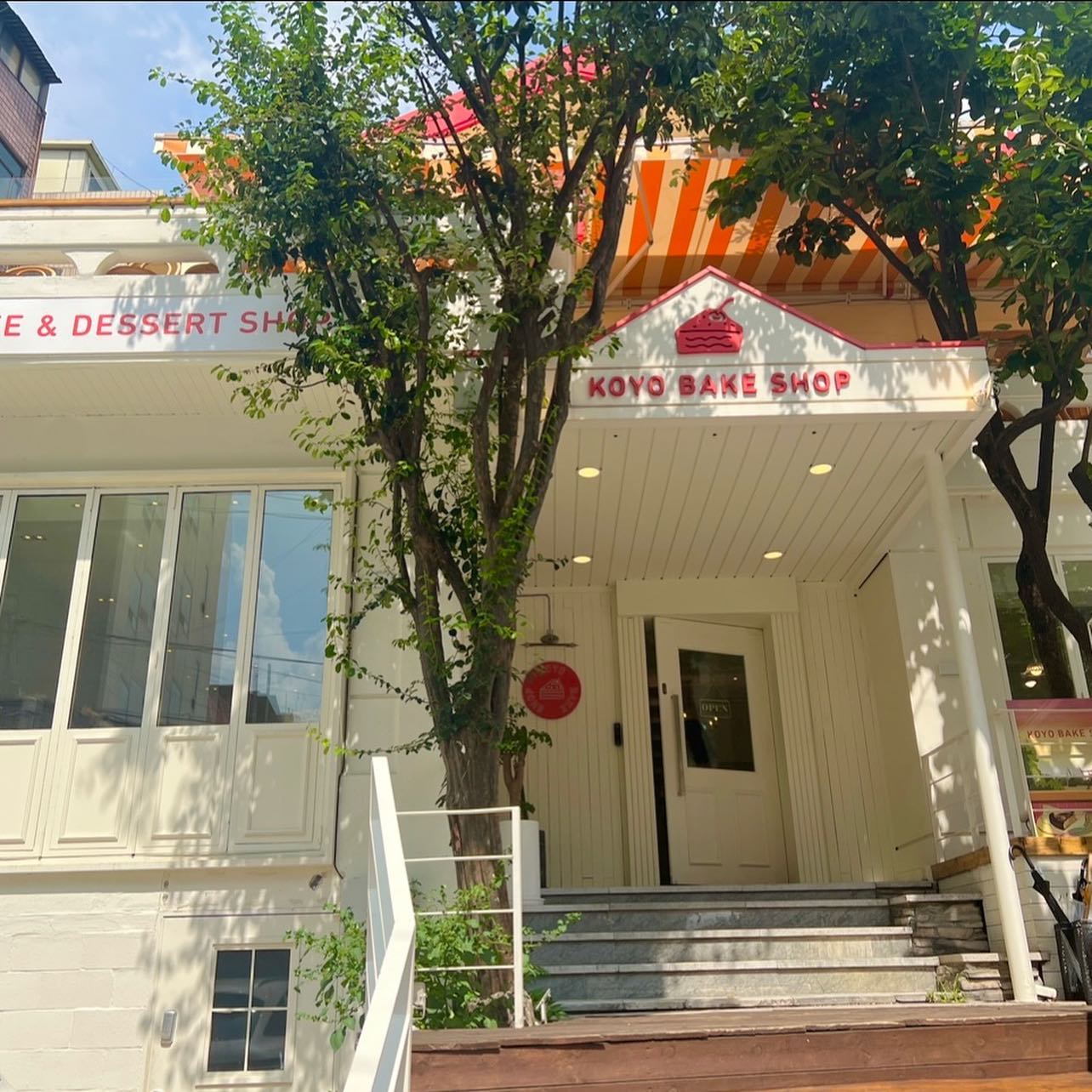 유튜버 고요비님 ‘고요베이크샵’!!!
아이보리 색상과 빨간로고가 너무 잘어울리는 카페 맛집!
단독주택 카페라서 자리도 많아서 좋았어요
솔티드캬라멜스콘, 우유크림스콘, 크림치즈 당근컵케이크,앙버터소금빵!
음료는 아아랑 카페라떼주문했어요
너무 와 보고싶었던 카페라 제일 먹고싶었던 리스트 중에 골라서 담아봤어요
디저트도 다 맛있었고 고요비님의 정성이 느껴졌어요!
그리고 고요비님 계셔서 싸인도 받았어용!!!
고요비ㅈㄴ멋있어!👍