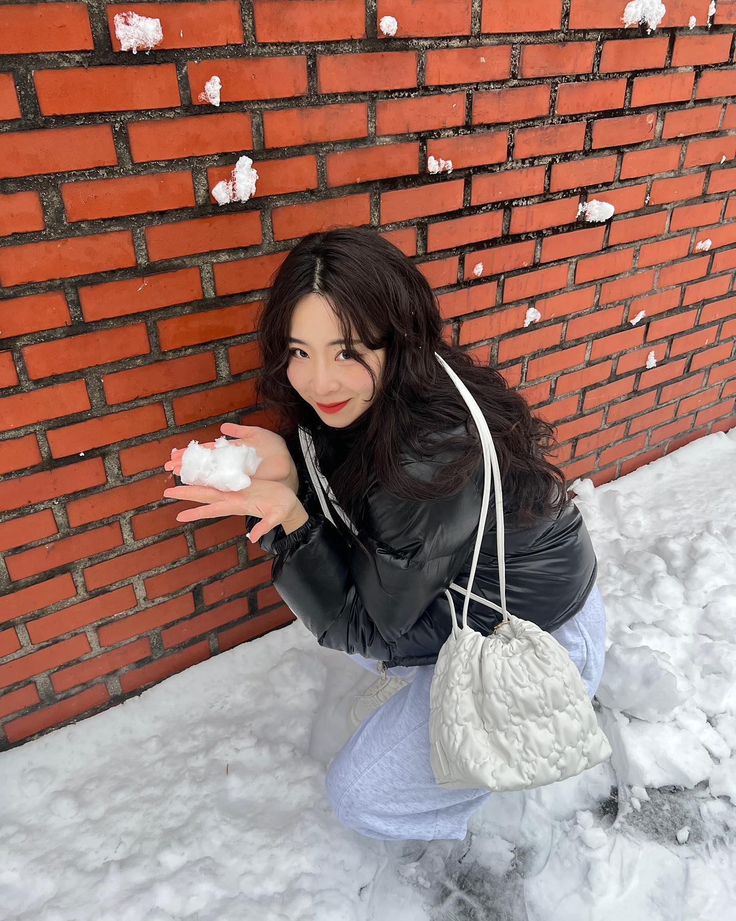 #협찬 
한 겨울에 더욱 돋보이는 앨리스마샤 플라백 👜
퀄팅과 쉐입이 돋보이는 숄더백과 함께 겨울 코디 쨘 !

복조리 형태의 쉐입으로 수납공간도 넉넉하고
어떤 코디에나 러블리한 코디로 연출할 수 있어요 🐰

alicemartha.official #앨리스마샤 #복조리백 #복조리가방 #퀄팅백 #미니백추천 #미니백코디