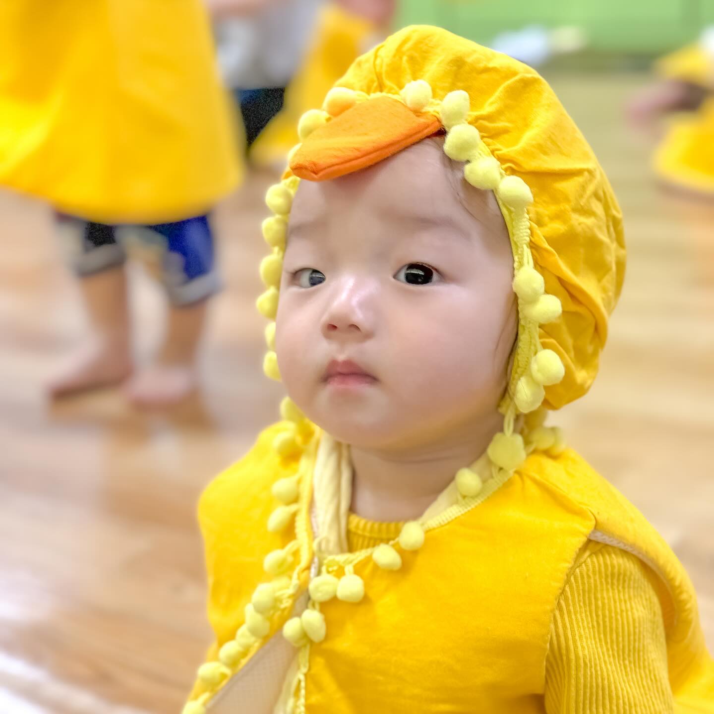 아직까지 운적없는(맞나?ㅋㅋㅋ) 울 기요미🥰
칭구들과 노랭이옷으로 맞춰입구🐥
열심히 깃털도 만져보고 병아리콩도 만져보고🐤
에그쉐이크도 흔들어봄😆
.
#우리공주❤️ #병아리로변신🐥 #똘망이 #문센 #8개월아기