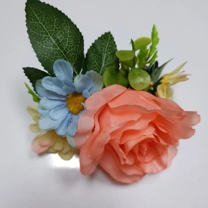 조화로 만든 꽃 머리핀이에요🌸
수제 머리핀이고 조화에 따라 다양한 분위기를 낼 수 있어요~!!
빗 형식으로 꽂는 조화머리핀은 많지만 사람에 따라 빗 형식 머리핀이 잘 꽂아지지 않기도 해요...🥺
머리에 고정이 잘 되도록 머리를 묶는 용으로도 사용되는 머리핀으로 만들었어요!!!
결혼을 앞둔 분에게 선물했더니 너무 좋아해주시고 신혼여행에서 사진도 잔뜩 찍으셨다고 해요ㅎㅎ
웨딩 베일과 함께 선물하면 셀프 웨딩 소픔으로 사용하기 넘 좋아요!!
판매 준비중이고 다양한 조화를 활용한 머리핀 사진도 잔뜩 올릴 예정이니 많이 기대해주세요!!!
#조화머리핀#수제머리핀#셀프웨딩#결혼선물#꽃머리핀#봄#머리장식#판매준비중