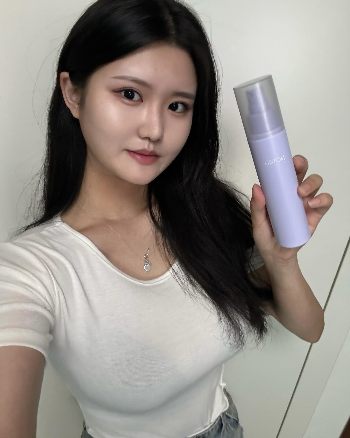 #협찬 #광고 

여름이라 완전 까매진 나에게 꼭 필요한 
💜🤍낫포유 톤업 바디미스트🤍💜

이제 곧 여름이니까 여름 필수템인 톤업 바디미스트 !
기존 톤업제품처럼 부자연스럽게 하얗게되는 제품이아닌 퍼스널컬러에 맞게 쿨톤 웜톤 선택가능해 자연스럽게 톤업되는 제품이에요 🫧🍀

촉촉한 미스트타입이라 뿌린 후 고르게 발라주면 끼임, 백탁 전혀 없더라구요?! 
저는 쿨톤 컬러 사용해봤는데 블루바이올렛 컬러로 노란끼 잡아주어 바디에도 노란끼 없는 쿨톤피부 가능해서 넘 좋았어요 ✌️🤍
크기도 딱 외출시 가방에 넣고 다니기 좋은 사쥬인것까지 완벽한 ,, ✨

두번째 비포 세번째 애프터 입니당 🥹 
효과 징짜 뭐냐구우,, 🤍

✔제품 특성상 피부에 분사 후 펴바르지 않고 장시간 방치시 색소 침착 발생할 수 있는 점 주의하기 ✔️

#협찬 #낫포유 #낫포유퍼스널톤업바디미스트 #낫포유쿨톤미스트 #바디미백크림 #톤업스프레이 #바디톤업 #프로필 #프로필스튜디오