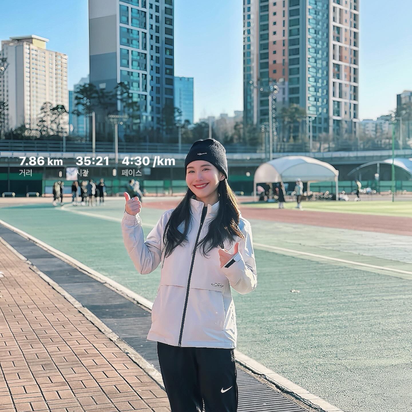 동계훈련 레스고🔥

장거리를 뛰어도 근육통 1도 없는 몸인데
주말내내 근육통으로 걷기도 힘들었다🤣
다시 해내보자💪🏻

드릴운동
워밍업+7km
근력운동

🏃‍♀️ runwithjudy 
❤️ 0923mara 
📸 bobae.jpg