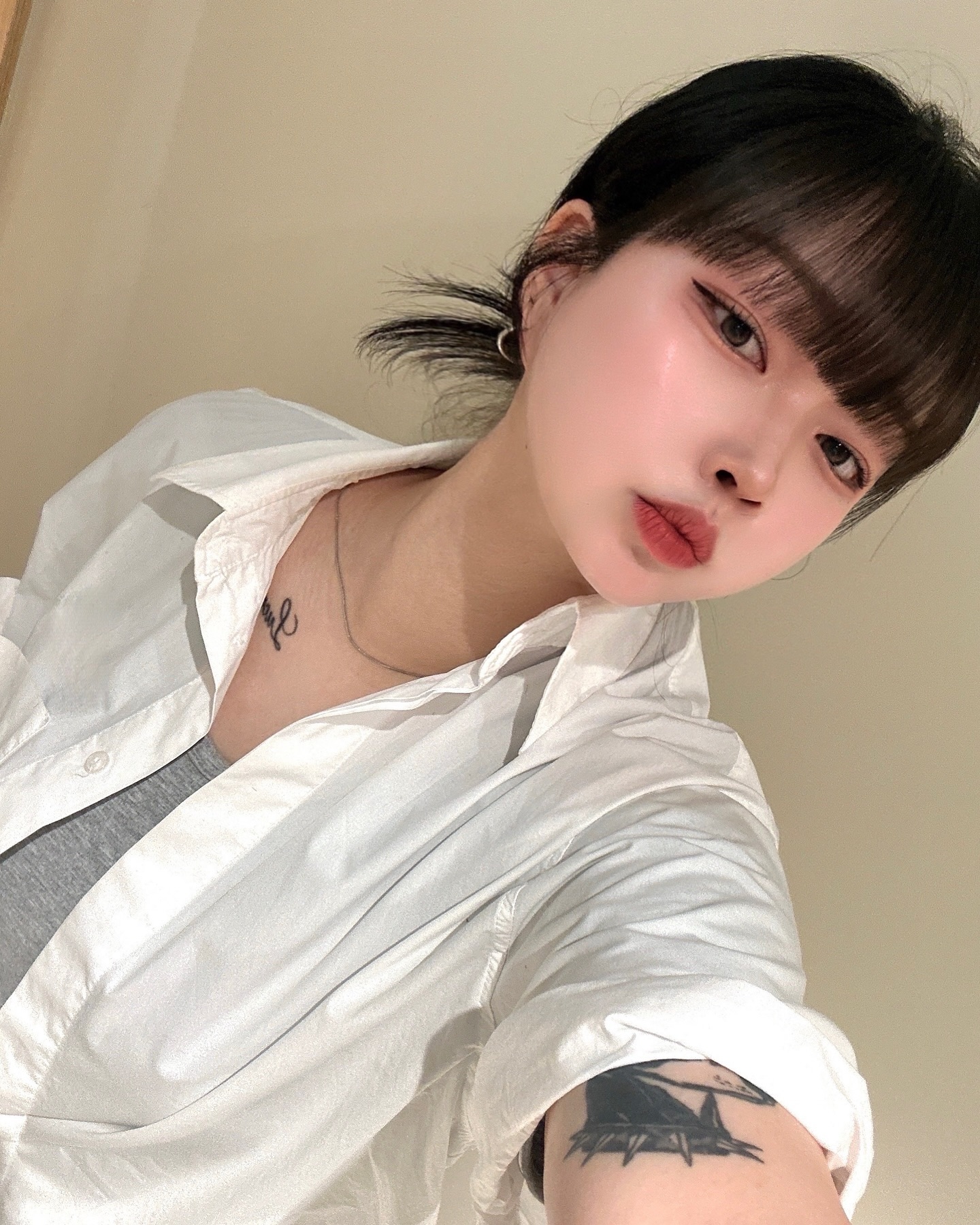 겨울이구나아 

#ootd #dailylook #오늘뭐입지 #여자데일리룩 #데일리룩 #무채색 #무채색코디 #무채색룩 #흑발 #타투 #옷스타그램 #패션 #얼스타그램 #셀스타그램 #selca #selfie #수원 #korean #asian #motd