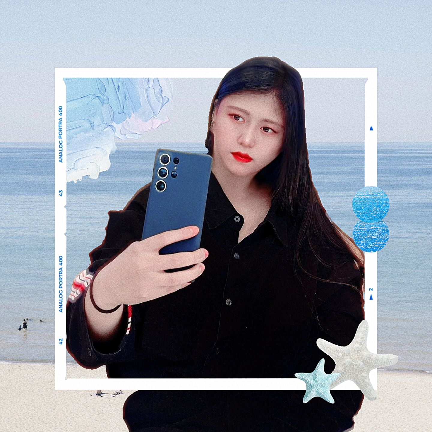 ✨ 일상이 된 혁신, 스마트 라이프의 기초 ✨

✅️ 요즘 너무 잘 사용 중인 #픽스 #RFID #맥세이프케이스 를 소개합니다! 너무 편리해서 이걸 안 공유할 수가 없더라고요! #아이폰맥세이프 #갤럭시맥세이프 모든 스마트폰 기종 상관 없이 사용 가능하니까 꼭꼭 내용 다 읽어보세요. 저는 #갤럭시S23울트라 입니다.

✅️ 우선 감탄나는 순간들이 많은데 제가 좋았던 순간 하나 공유해드릴게요.
비 오는 날, 저녁에 마트에서 집으로 돌아오는 길이었어요. 🌧️🛍️ 보부상이라 가방도 큰데 거기에 짐을 다 못 넣어서 어깨도 무겁고, 양 손에도 무거운 짐이 한가득이었어요. 또 비까지 내려서 우산을 들고 있으니, 집 문을 여는 것조차 난감한 상황이었죠. 결벽증이라 물건 바닥에 내려놓는 거 질색하거든요. 그런데 픽스 폰케이스 덕분에, 정말 마법 같은 순간을 경험했어요.
손에 짐을 가득 든 채, 우산을 들고 있어도, 스마트폰을 가방에서 꺼내지 않고, 그저 가방 속에서 스마트폰을 도어락 가까이 가져가기만 했는데 문이 '찰칵'하고 열리면서 저를 반겨주는 거 아니겠어요? 덕분에 무거운 짐을 1초라도 빨리 내려놓을 수 있었죠. 한국인 빨리빨리 아니겠습니까? 진짜 이런 편리함에 다시 감탄하면서 리뷰 진짜 잘 써야겠다고 생각했어요.

1️⃣ 이 제품의 가장 큰 매력은 위에서 말했던 것처럼, 바로 '편리함'이에요. 집에 들어갈 때마다 비밀번호를 입력하는 번거로움이 사라졌어요. 뒤따라오는 누군가 때문에 조급해질 필요도, 일행이 있을 때 비밀번호를 가리며, 입력하는 서로 민망한 일도 저한테 이젠 다른 세상 이야기라죠. 스마트폰만 갖다 대면 순식간에 문이 열려요. 시간 절약은 물론, 마음의 여유까지 생겼답니다. 📱➡️🔓

2️⃣ 이게 RFID 카드 기능이 내장되어 있어서 가능한건데요. 토막 상식 하나 공유해드릴게요. RFID란 근거리 무선 통신 기술로, 카드나 태그에 정보를 저장해두고 접촉 없이도 데이터를 주고받을 수 있는 기술이에요. 이 카드가 갤럭시는 카메라 옆에, 아이폰은 뒷면 기준 우륵 하단에 위치해 있어요. 이게 케이스 자체에 있는 거라 안 보여서 보기에는 그냥 깔끔한 폰케이스입니다. 얇고 가벼워서 티 전혀 안 나요. 도어락 카드를 따로 들고 다닐 필요가 없어서 아주 좋죠. 📱💳

3️⃣ 케이스 디자인도 정말 마음에 들어요. 기존에 쓰던 폰 케이스를 바꾼 것 뿐인데, 폰이 훨씬 고급스러워 보이더라고요. 주변에서 새로 폰 바꿨냐는 말까지 들었어요. 여기에 기분따라 맥세이프 그립톡 교체만 해주면 OOTD도 문제 없어요 그리고 진짜 폰 아끼는 사람한테 중요한 건 케이스 내부잖아요? 픽스가 폰케이스 만들 때 내부를 마이크로 하이버 소재로 만들어서 핸드폰을 극세사로 감싸줍니다. 저는 제가 가진 물건 중에 가장 비싼게 스마트폰이라 정말 소중하거든요. 폰도 좋은 옷 입혀준 기분이라 좋아요. 아, 그리고 실수로 몇 번 떨어뜨렸는데도 가죽 기스 하나 없고, 폰도 멀쩡해요. 횡단보도 건너다 떨어뜨려서 아작날줄 알았는데 말이에요. 이건 정말 대박이죠?📱💼

4️⃣ 이 편리함, 단 10초면 됩니다. 도어락 카드키 등록 정말 쉬워요. 실내에 있는 건전지 덮개를 열면 비밀번호 바꿀 때 처럼 카드 등록 버튼이 있어요. 카드 등록 버튼을 누르고 외부에서 카드를 찍으면 바로 등록이 완료됩니다. 여러 개의 카드를 등록하고 싶다면 한 번에 여러 개를 찍어두면 돼요. 가족끼리 단체로 사면 가족 수만큼 배로 편합니다. 강추...!

5️⃣ 이 제품은 아직 어려서 도어락 사용이 미숙한 어린이, 혼자 사는 여성, 집에 사람이 자주 오는 인싸, 마트만 다녀오면 물건이 양손 가득인 사람, 비밀번호를 자주 잊어버리시는 어르신까지…. 남녀노소 안 가리고 모두에게 추천하고 싶어요. 단순한 액세서리를 넘어서, 제 일상에 깊숙이 스며들어 생활의 질을 한층 높여주는 존재가 되었어요. 작은 기능 하나가 가져다준 편리함과 안정감은 정말 대단한 것 같아요. 이 글 읽는 여러분도 사용한다면, 일상 속 작은 변화가 큰 편리함을 가져다 줄 거라고 믿어요.

여러분도 #RFID맥세이프케이스 와 함께 더 스마트하고 편리한 일상을 경험해보세요! 🏠💖
⠀
⠀
⠀
<제품 정보>
⠀
📍⠀ 픽스 글로벌, 아이폰&갤럭시 도어락 맥세이프 자석 핸드폰 RFID 케이스
📱⠀ 가죽 케이스 19,900₩
🌐⠀https://m.brand.naver.com/ficsglobal/products/9968490524