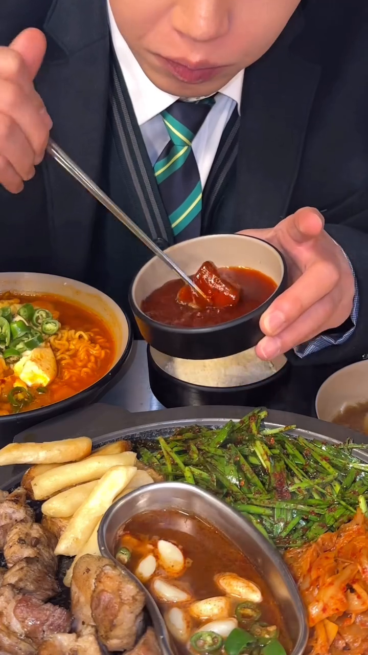 또띠아 + 치폴레소스 + 양파 + 고기 
비법소스 + 빵가루 + 고기
사이드로 열라면 
국룰입니다
들어오세요 db_pork #돼봉삼겹살
12월 중 천호동 오픈 예정
합정 , 여의도 오픈 예정