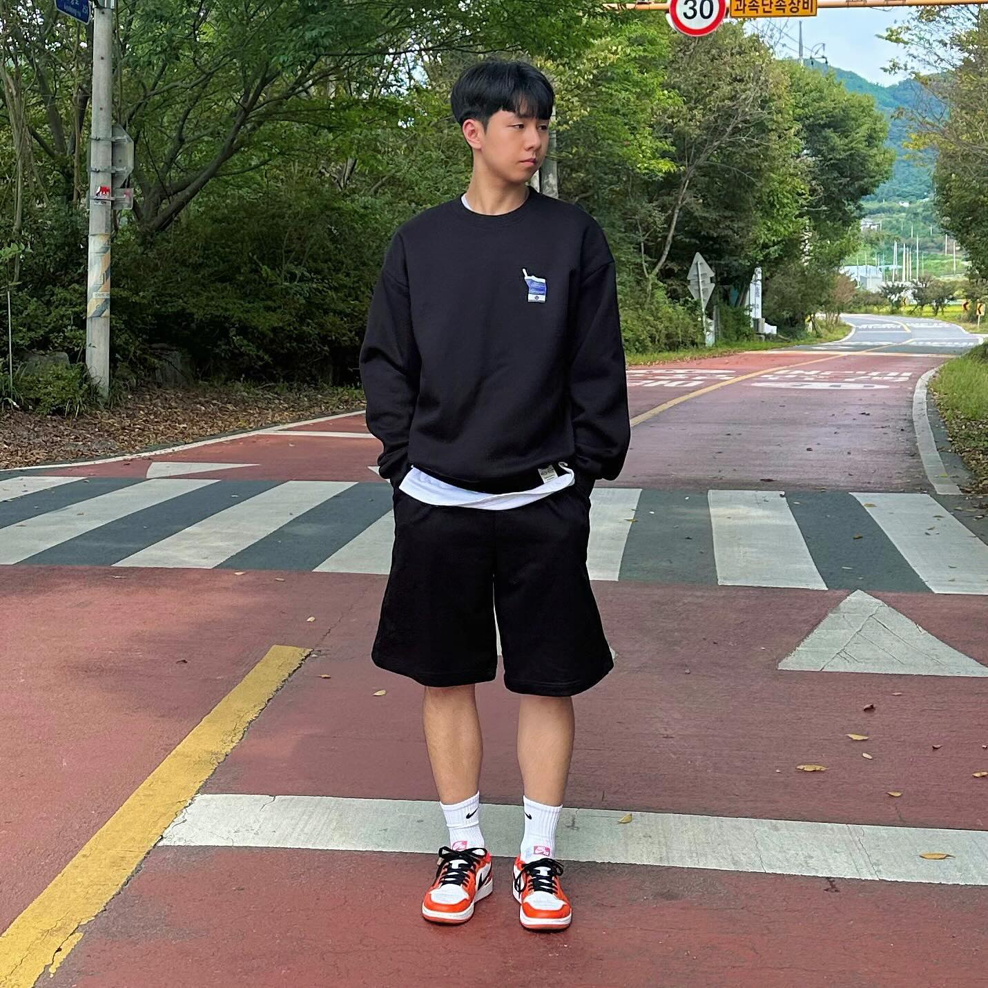 #협찬 
graver_kr 에서 “[UNISEX] 도트 스마일 밀크팩 맨투맨_블랙 L-size”를 제공받았습니다!

 가슴에 밀크팩 그래픽이 귀여운 제품입니다! 🍼

 원단이 코튼 60%, 폴리에스터 40%로 짱짱한 느낌의 맨투맨인데요! 👍

 맨투맨의 계절이 다가오는 지금, 꼭 추천드리는 제품입니다. 😎

graver_kr 
graver_kr 
graver_kr 

#협찬 #그레이버 #graver #graver_kr #ootd #daily #dailylook #style #streetfashion