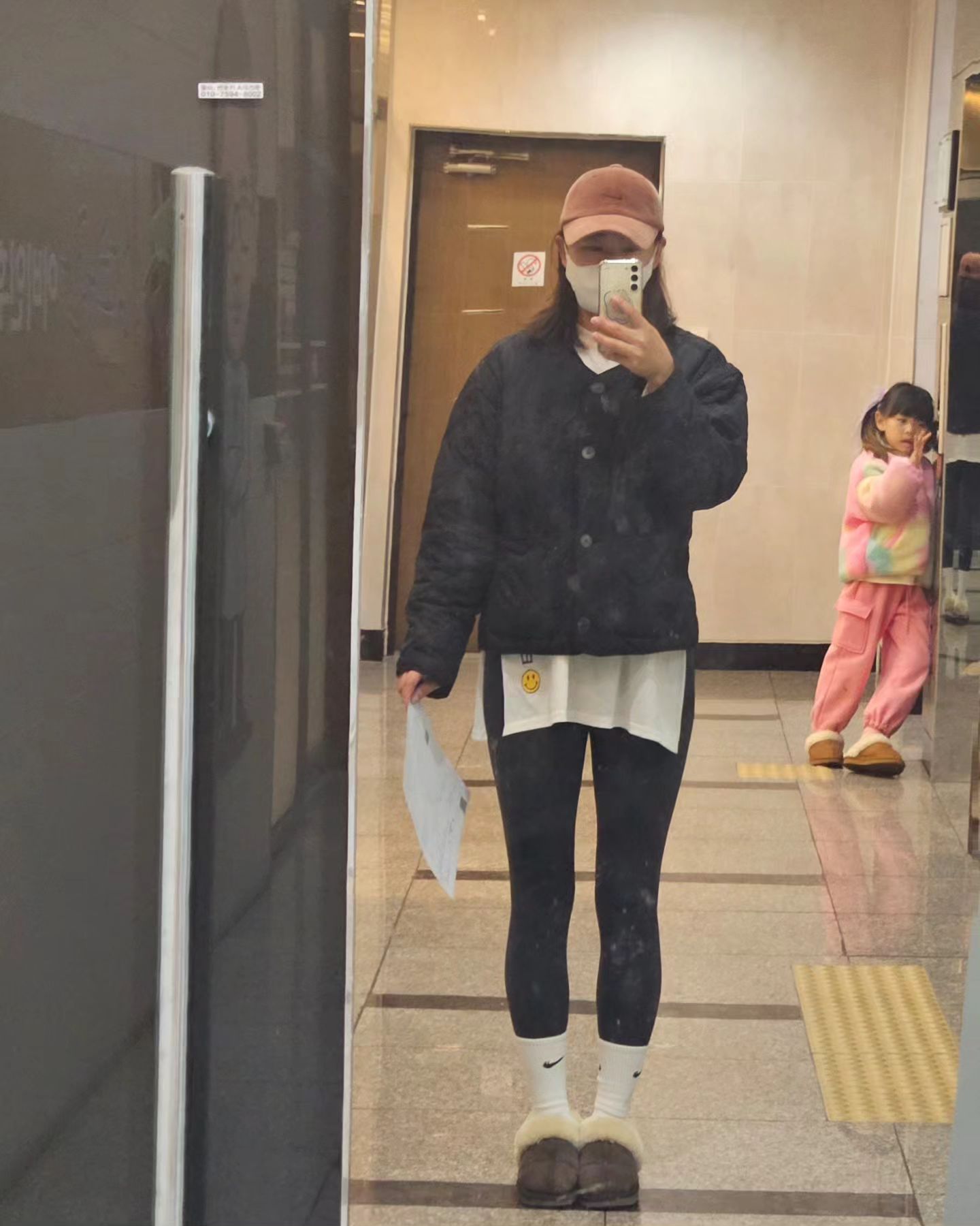 오늘도 아침부터 지금까지 레깅스 입고 
싸돌아 다닌 대실날다람쥐🐿
피곤하고 배고프고 다리아프고😭

이제서야 집에 들어와 누움ㅋㅋㅋㅋ
조금만 쉬다 씻어야지#피고네피고네