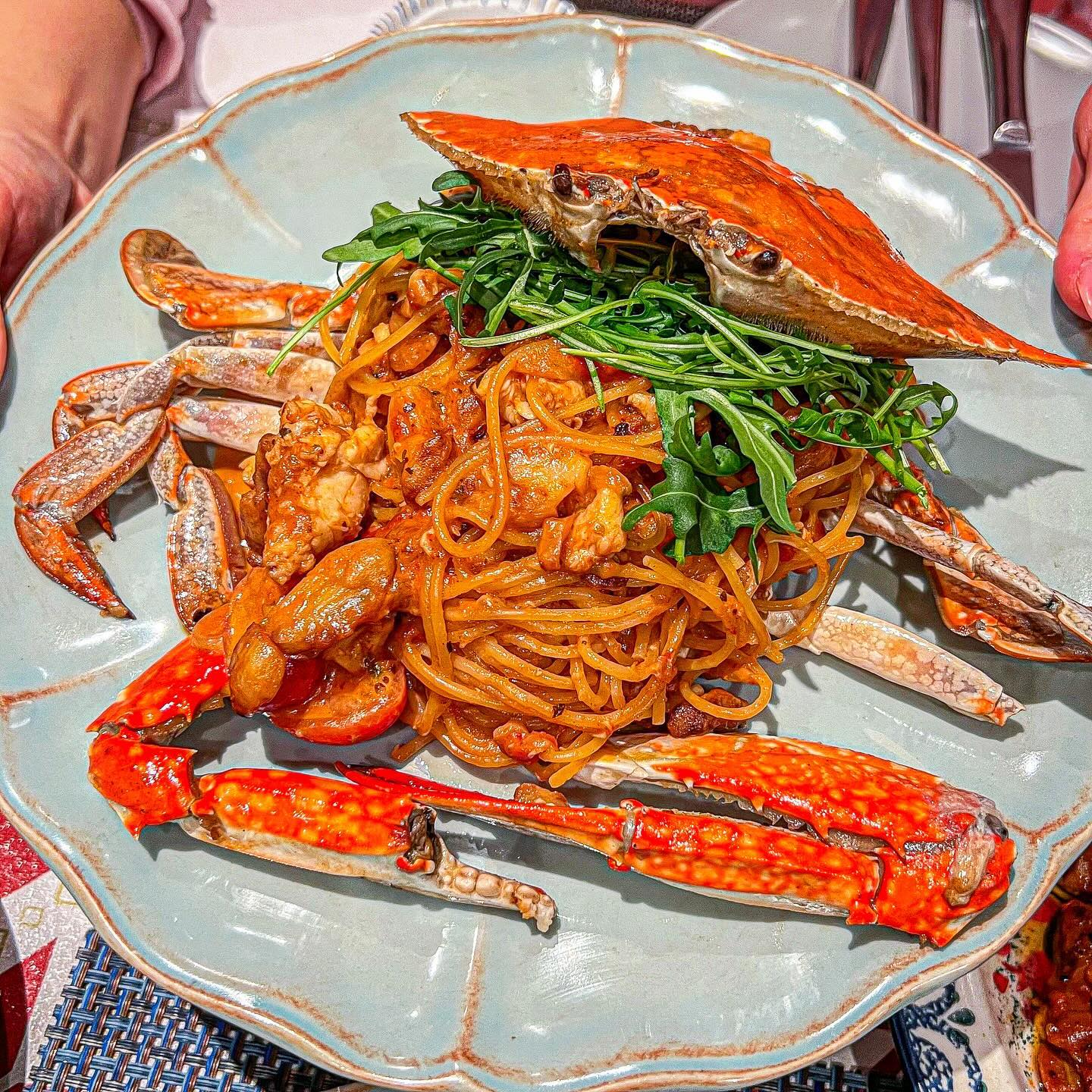 <게거품물게되는 서촌 파스타 찐맛집>🦀
📍#서촌맛집 #밍고네식탁 협찬

서촌에서 찐 유럽의 맛을 맛보고 왔습니다 .. !!!❤️
[오징어와 쭈꾸미찜] 한입 먹어보고 박수쳤어요ㅠ
매콤한 토마토 베이스 소스에 통오징어가 큼직하게
썰려져서 나오는데 고급진 오징어순대같은 느낌..? 
오징어도 질기지않고 부드러워서 정말 맛있었어요! 

요기 파스타도 대박인데 게가 한마리 통으로 올라가는 
[꽃게로제 파스타]는 로제베이스라서 호불호 없이 다 
맛있게 먹을수있고, 게살이 중간중간 많아서 좋았어요! 
화이트라구파스타는 버섯 향이 솔솔 올라와서 계속 손이 
가더라구요ㅎㅎ 여기에 와인 한잔 마시니까 세상행복 ❤️
인테리어도 유럽 가정집같이 아기자기 예쁘고 좋았어요!

서촌 데이트에 들리기 좋은 곳이고 식사후에 서촌 걷기도
좋으니 한번 들려보세요! 요기 하이볼도 판매중이랍니다 !

#리뷰노트 #서촌맛집추천 #경복궁맛집 #종로맛집 #경복궁역맛집 #경복궁맛집추천 #익선동맛집추천 #익선동데이트 #서촌데이트 #서촌데이트코스 #서촌와인바 #서촌데이트추천 #서촌와인 #서촌파스타 #서촌맛집투어