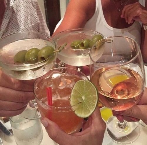 내리는 빗소리에 한 잔🥂,, 
오늘도 문 활짝 열려있습니다. 조심히 오세요🫶🏻 #결오픈