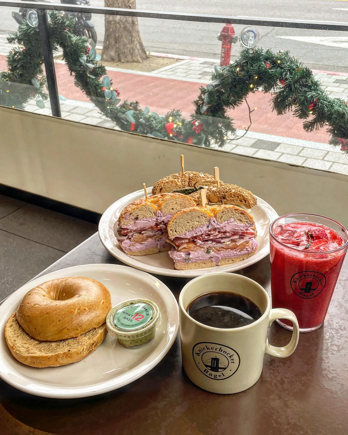 뉴욕 브로클린에서도 줄 서는 서울 3대 베이글🥯
⠀
#니커버커베이글 
knickerbockerbagel_official knickerbockerbagel_seokchon 
________________________________________
⠀
40년 이상 베이글을 반죽한 롤러 장인의 비법을 직접 전수 받은 현지 직원들과 함께 운영하고 있는 2호점 잠실점에 방문했다🧑‍🍳
⠀
니커버커베이글 본점은 뉴욕 브루클린 가장 핫한 동네인 부시윅에 위치해 미국 전역에서 줄서서 먹는 베이글맛집으로 유명하다🗽
⠀
니커버커 베스트 메뉴 8개가 있었는데 마음 같아선 다 해치우고 싶었지만 꾹 참고 3개를 겨우 골라서 먹어봤다😋
⠀
🍅바질토마토 베이글 + 허니바질 크림치즈🌿
스테디셀러는 무조건 맛없없 조합이다 뭐 바질과 토마토는 필승조합 아닌가요🥰 그냥 바질 크치가 아니라 허니바질이라 달달한데 바질향 가득해서 너무 매력있구 베이글 자체가 겉바속쫀..🫶
⠀
🍣록셔리(연어) + 치즈베이글 + 블루베리 크림치즈🫐
베이글에 듬뿍 바른 크림치즈와 훈제연어와의 조화가 환상적이다 안에 들어간 양파, 케이퍼가 연어의 느끼함을 잡아주고, 토마토는 촉촉함과 프레시함을, 블루베리 크림치즈는 달달함과 고소함 둘 다 잡았다! 크림치즈에 알알이 박힌 블루베리가 식감까지👍
⠀
🍎NY빅애플 + 세서미 베이글🌾
뉴욕의 별칭인 빅애플 메뉴는 사과의 상큼달달함과 깨의 고소한 향이 어우러져 조합이 정말 최고! 사과가 정말 맛있다 생각했는데 최고 품질의 영주사과를 사용한다고 한다🍎 안에 상큼한 소스가 너무 매력적인데다가, 햄도 적당히 짭짤하고 쫄깃해서 좋고 치즈랑 루꼴라가 샌드위치 느낌 낭낭하게 만들어준다🥪
⠀
특히 니커버커베이글은 뉴욕 정통 방식으로 만들기 때문에 겉바속촉 식감을 자랑하며 첨가물이 들어가지 않아 칼로리가 낮고 건강에 좋다고 하던데, 그래서 그런지 일반적인 베이글과 다르게 확실히 겉이 바삭해 식감이 너무 좋았고 담백함이 잘 느껴졌다 😋
⠀
니커버커베이글의 목표가 정통 뉴욕 베이글의 맛을 한국에 전파하는 것이라는데, 이런 맛이라면 매일 먹을 수 있을 것 같다🥹 성수점에 새롭게 개점했다는데 성수점도 가보겠가고 다짐 완료👏
⠀
📍서울 송파구 석촌호수로 268 1층 109~112호
⠀
🏷️ 바질토마토 베이글 + 허니바질 크림치즈 9,200₩
🏷️ NY빅애플 + 세서미 베이글 14,800₩
🏷️ 록셔리(연어) + 치즈베이글 + 블루베리 크림치즈 12,800₩
🏷️ 아메리카노(Hot) 5,000₩
________________________________________
⠀
#잠실카페 #잠실맛집 #송리단길맛집 #서울3대베이글 #베이글맛집 #베이글맛집추천 #뉴욕베이글#knickerbockerbagel #knickerbocker #찐냠냠