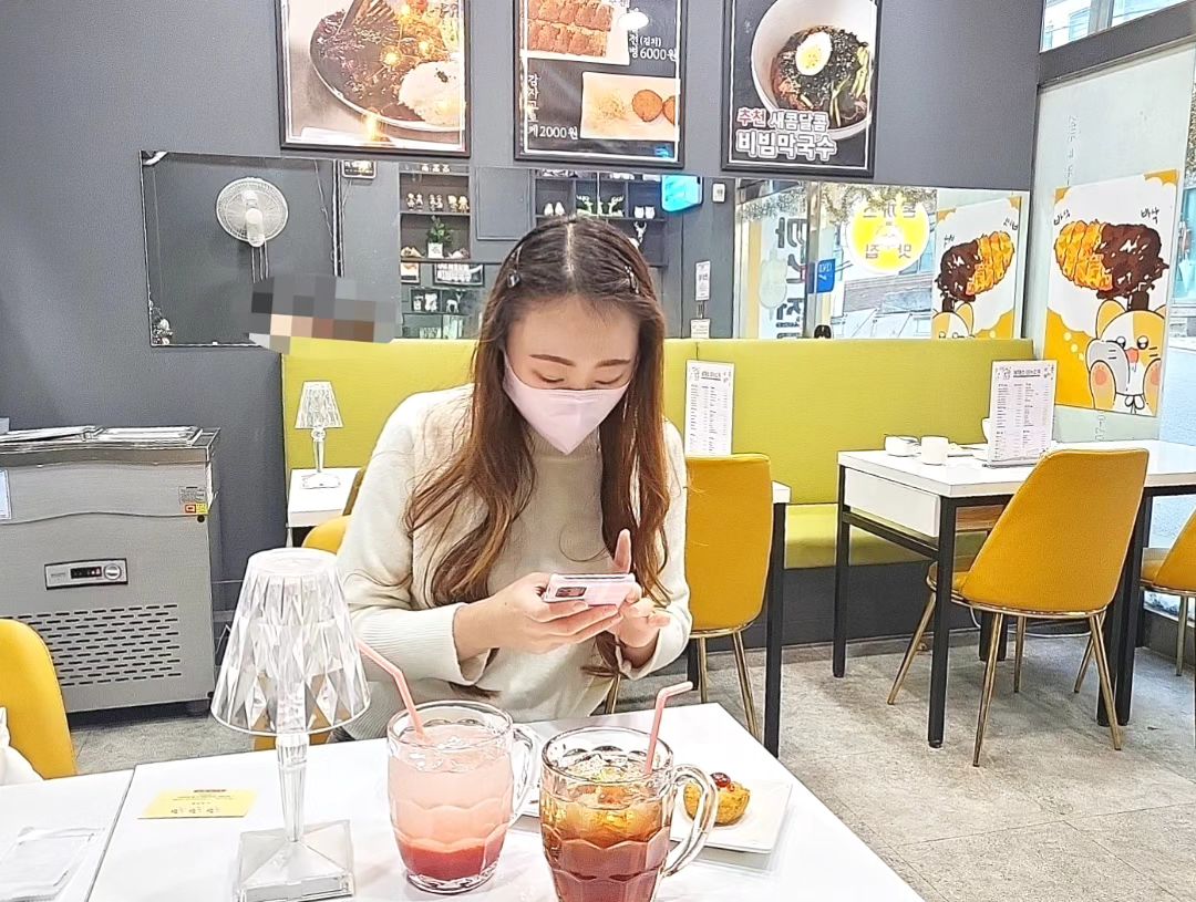 쉬는 날엔..
하루 정도는 맛있는 걸 먹으러 가줘야해..😋
요즘은 친구들이랑 못 만난 지도 오래고
다들 바쁘고 힘들어서 연락도 뜸하고😅
모두들 답장 밀렸다고
나도 답장 엄청 밀려있는덱 지금ㅠㅠ!!

밤에 빨리 자야 다음날 안 힘든데
일찍 자려니 너무 시간이 아깝당...🤣

내일 드디어 하루 쉬는데 벌써부터 행복하다!!💖
늦게 자야지!!!!🤸‍♀️🤸‍♀️
(아..블로그해야지😆)

그나저나 요즘 길거리에 트리가 많던데
밤거리가 너무 이뻐서 보기좋다😘