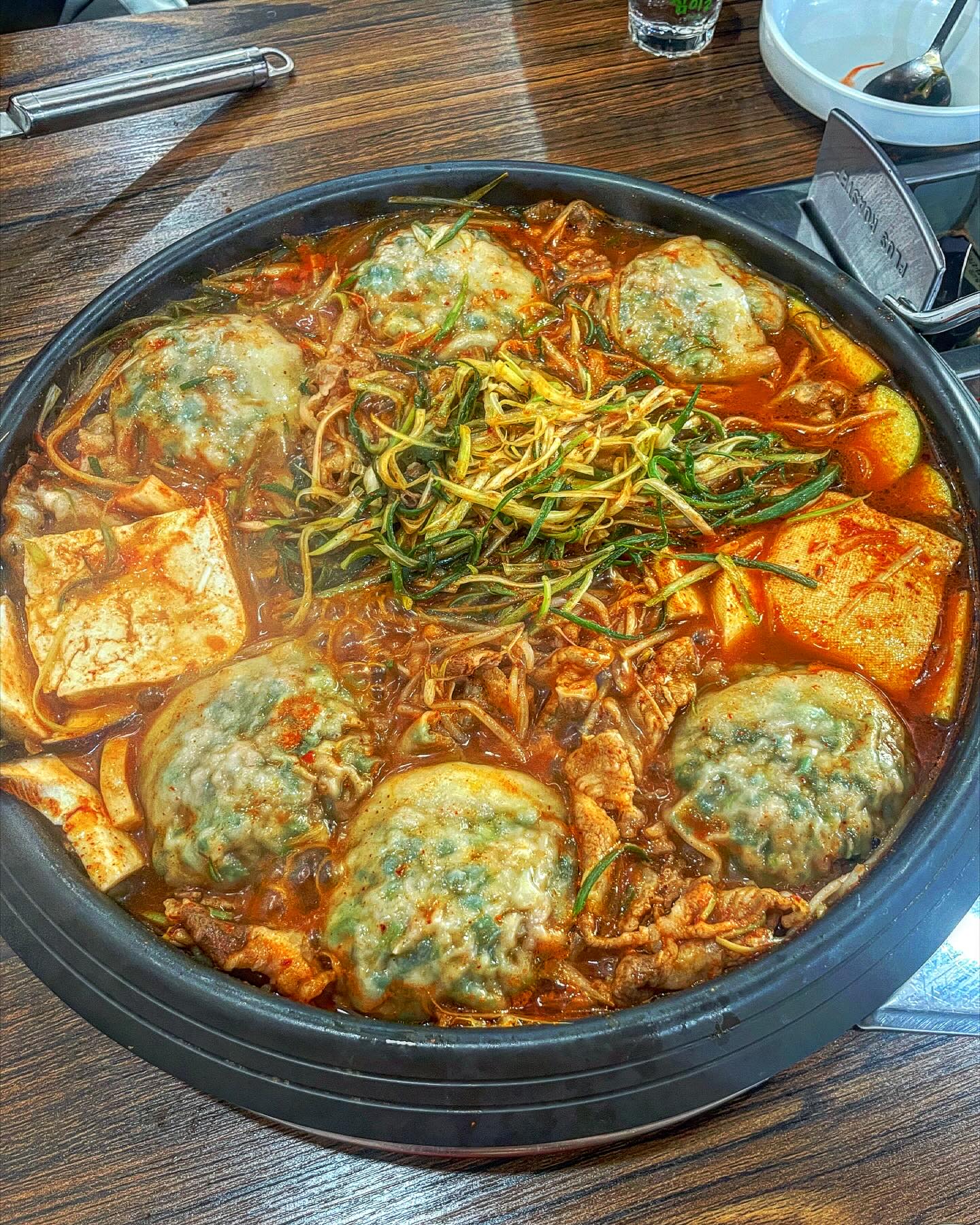 직접 빚어 더욱 맛있는 손만두가 들어간 얼큰한 만두전골맛집 #원방칼국수 

만두전골 노래를 부르면서 여기저기 찾다가 가본 곳🫶🏻 어르신들이 자리잡고있는게 이미 맛집이라고 판정남⭐️ 바로 우삼겹 만두전골 주문‼️

큼지막한 손만두 6알과 우삼겹, 두부, 엄청남 양의 파채와 숙주 등 푸지하게 들어가있음👍🏻 좀더 매콤함을 원해서 청양고추 요청드려 넣었더니 꿀맛탱❤️우삼겹과 만두육즙,채즙 덕분에 끓일수록 국물이 맛있어져서 주말 낮부터 알콜 콸콸~

만두가 냉동이 아니라 바로 가게앞쪽에서 빚어서 쪄내기때문에 야채식감부터 만두향까지 미쳐버림 ㅜ ㅠ 그래서 결국 왕만두 추가해서먹고 전골시키면 기본으로 주는 칼국수까지 먹어주면 배불배불😋 하지만 야채죽 못잃어~ 노른자 탁 올려서 야무지게 죽으로 마무리해주면 진초ㅑ배터져버림✌🏻 

요즘 날씨에 딱 어울리는 만두전골 맛있는곳 찾고있다면 바료 요기 원방칼국수야🙏🏻

📍서울 중랑구 면목로56길 9 1층

#중랑구맛집 #중랑구맛집추천 #면목동맛집 #면목역맛집 #사가정맛집 #사가정역맛집 #서울만두전골맛집 #만두전골맛집 #손만두 #손만두맛집 #먹방 #먹스타그램 #맛스타그램 #foodporn #먹팔 #먹팔맞팔 #좋아요 #좋아요반사 #좋반