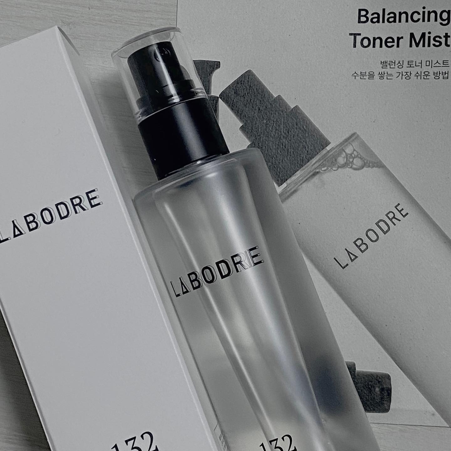 #협찬  labodre_official 
라보드레 밸런싱 토너 미스트🌱

간편하게 덧뿌릴 수 있는 미스트의 특성에서 착안한 빌더블 레이어링 포뮬러로 입체적으로 쌓이는 밀도 있는 보습💧

첫번째 레이어딩은 토너처럼,
두번째 레이어딩은 에센스처럼,
세번째 레이어딩은 세럼처럼,
네번째 레이어딩은 앰플처럼 사용 가능한 제품이에요 :)

평소 세안 후 간단히 패드만 사용하는데 라보드레 밸런싱 토너 미스트로 바꿔서 사용해보니 더 간단하고 편리한데다 수분감을 충분히 채워주는것 같아요😊

#라보드레 #LABODRE #밸런싱토너미스트 #광채미스트 #수분미스트