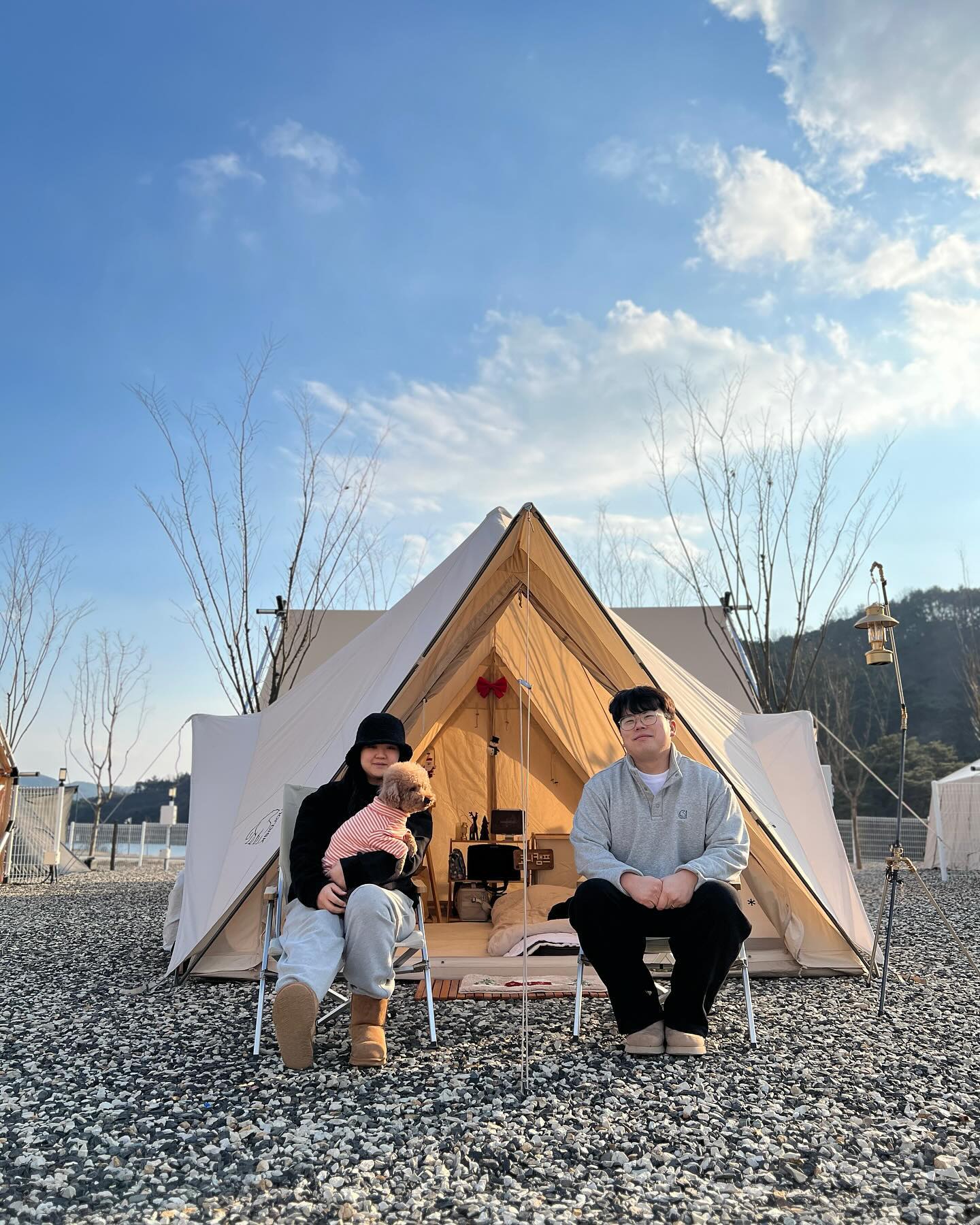 #캠핑일기 #캠핑기록

캠핑 n년차 코니의 열한번째 일기(⸝⸝⍢⸝⸝)♥

• 정말 정말 고대하던 크리스마스 캠핑🥹💚❤️ 결혼(23.12.10) 후 함께 다니는 캠핑부터는 남편과 매번 기록하기로 약속했다!

• 근데 자기가 기록 남기자 해놓고 사진을 너무 비협조적이게 찍어조서 화가난다....( ｀-´) 외찍자핻니..? 어이가 없네,,^^ㅋ

• 크꾸는 어렵다🥲 생애 첫 클캠이고 신경을 많이 못썼다,,o̴̶̷̥᷅﹏o̴̶̷̥᷅
내년엔 더 작정하고 클캠즐기러 가야지🥹
그치만 텐꾸엔 역시 꼴초바니만한게 없다! 정말 최고야 산타바니🎅🏻❤️💚

• 미트가르드에 팡이손님이 찾아오셨다...^^... 얼룩덜룩..팡이에디션....코니 맘 찌저진다.....🥹ㅋ...곰팡이는 남얘긴줄 알았지...알고보니 내얘기네?😂 세탁업체 추천받습미다,,,^^..

다음해 신년맞이 캠핑 준비해야지🫶
모두🎄해피홀리데이! 메리크리스마스!🎄
행복한 연휴 보내세요💚❤️💚❤️💚❤️