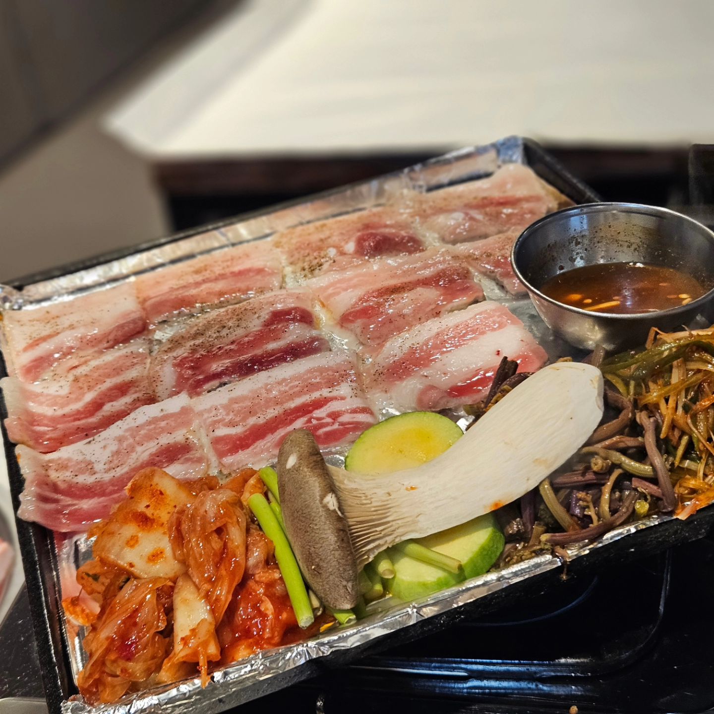 #서변교집 냉삼을 먹으러 방문했는데 푸짐한 반찬에 한번 놀라고 같이 구워주는 야채들에 두번 놀라는 집!! 고기 자체의 퀄리티도 완전 좋아서 추천해 드리고 싶어요!! 

 #대구서변동맛집 #대구맛집 ##대구맛집추천 #대구냉삼맛집 #대구삼겹살맛집 #대구맛집스타그램 #대구서변교집 #대구서변동고깃집