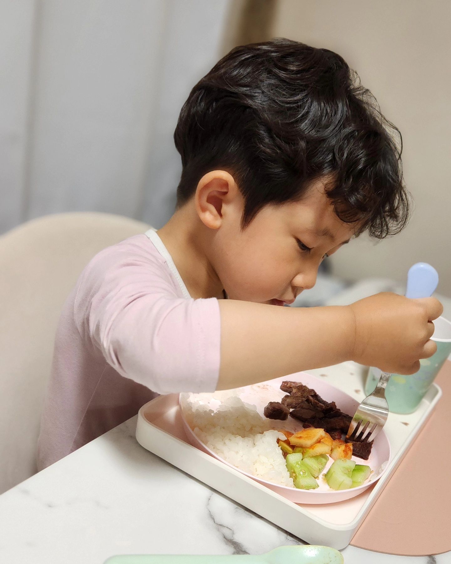 ♡
요즘 최용하 최애반찬
오이무침 🥒

고기 구워주니 오이랑 같이 삼합처럼? 
야물딱진 포크질봐라 저거 ㅋㅋㅋ

그래도 잘 먹으니 오늘 하루도 💪🏻😊

#육아#육아소통#육아스타그램#애스타그램#육아일기#육아일상#육아맘일상#육아중#황금돼지띠#아들스타그램#아기와강아지#개엄마#애엄마#오늘의유아식#유아식#유아식반찬#아이반찬#아기반찬#아기먹방#아이먹방#아기모델#워킹맘#주말에아이와갈만한곳#요리하는엄마