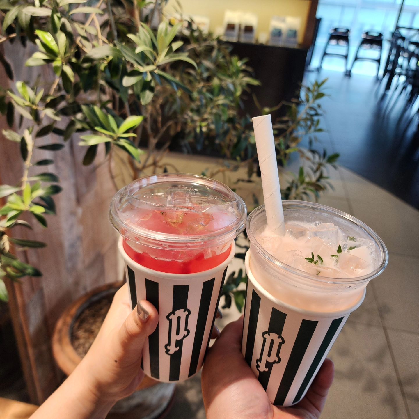 #광고  blackup_coffee × perrier_kr

커피 맛집으로 소문난 <<블랙업커피>>에서 
프랑스 시럽 브랜드 <모닌>과 
프랑스 프리미엄 탄산수 브랜드 <페리에>를 활용한 
새로운 메뉴가 있다고 해서 맛보고 왔지요യ 

복숭아의 달콤함에 로즈향이 더해진
부드러우면서도 페리에의 풍부한 탄산이 느껴지는 
밀키 에이드 '피치 웨이브'와

상큼한 자몽과 구아바 과육에 
페리에의 톡쏘는 탄산까지 더해진
상큼한 에이드 '자몽 구아바 에이드' 를 맛보고 왔는데

와...진짜 너무 맛있어요 ദ്ദി(⩌ᴗ⩌ )찐!!
커피 잘 못마셔서 매번 레몬에이드 아님 자몽에이드 였는데..

콜라보 메뉴 때문에라도
카페는 아묻다 <<블랙업 커피>>로 정착 할래요
(그정도로 마싯 ദ്ദി ദ്ദി ദ്ദി)

삼산 현대백화점 별관에 위치하고 있어
접근성도 좋고 주차도 편해서
모임이나 아이들과 쇼핑 후 쉬어가기에도 좋은데
맛난 베이커리류도 잔뜩 있다는거!

쇼핑가시면 <<블랙업 커피>>에서
'자몽 구아바 에이드' ,'피치 웨이브' 꼭 드셔 보시기요❣️

 
📍울산 남구 삼산로 261 현대백화점 울산점 별관 3층 블랙업커피

#페리에 #Perrrier #모닌 #Monin #Blackupcoffee #블랙업커피 #울산카페 #삼산동카페 #울산현대백화점