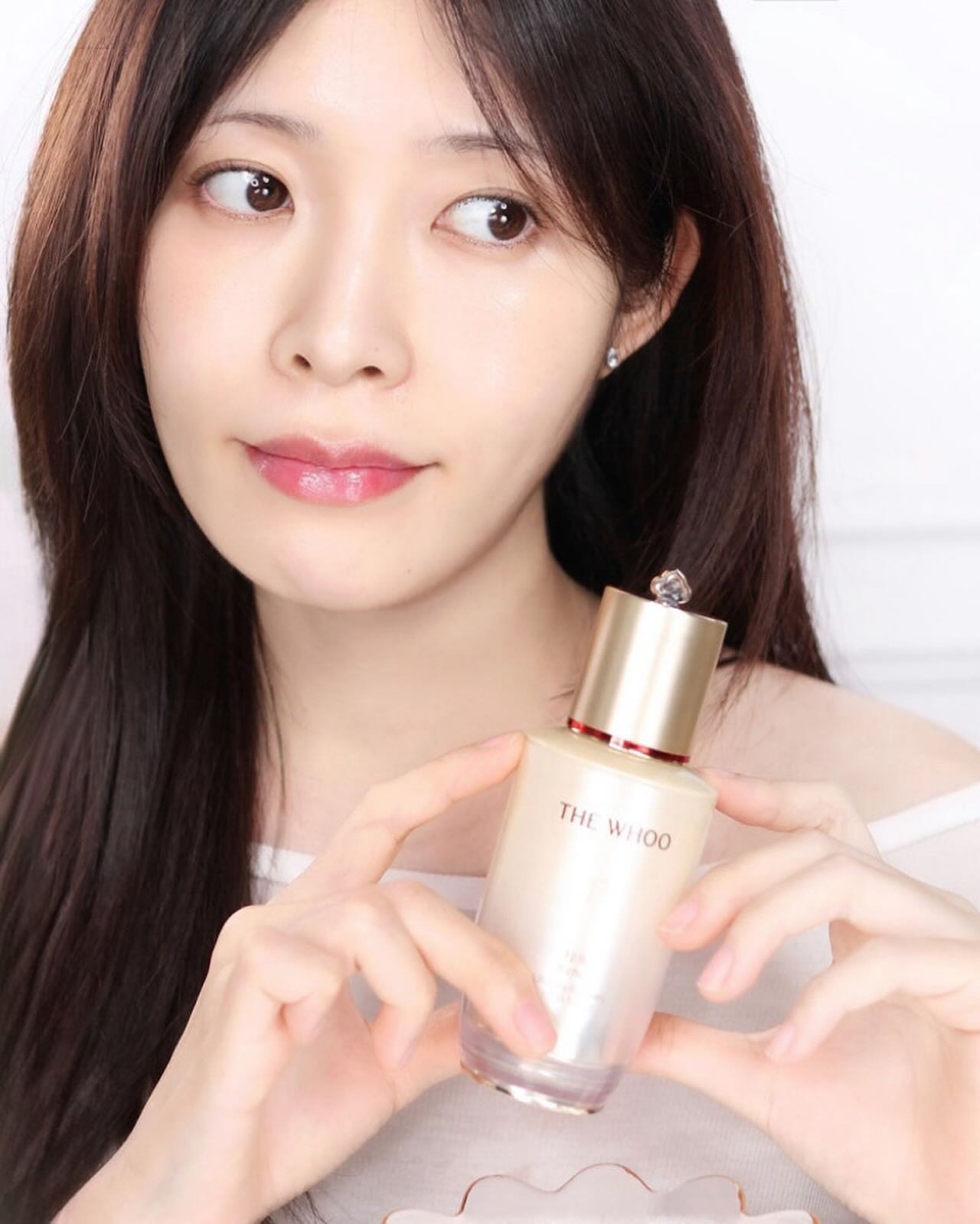 #광고 

노화로부터 피해가고 싶다면 놓칠 수 없는 #안티에이징 케어!

애정하는 #더후 #비첩자생에센스 가
벌써 4세대 리뉴얼을 맞았다고 해서 써보고 왔어요🧡

깔끔하고 세련된 패키지에서부터 느껴지는 아우라,
포함하고 있는 젊은 인자 NAD+*의 안정성과 
흡수율을 높이면서 한 단계 업그레이드가 되었더라구요! 

특허받은 포스트잇 제형이 쫀득하게 늘어지면서
피부 깊이 영양보습감을 선사해주는 것이 만족스러웠던🫶🏻

리뉴얼로 한층 더 좋아진 더후NAD 비첩 자생 에센스,
더후 공식몰과 전국 백화점 매장에서 만나보세요💛

#주름개선화장품 #안티에이징에센스 #나드에신스 #thewhoo
