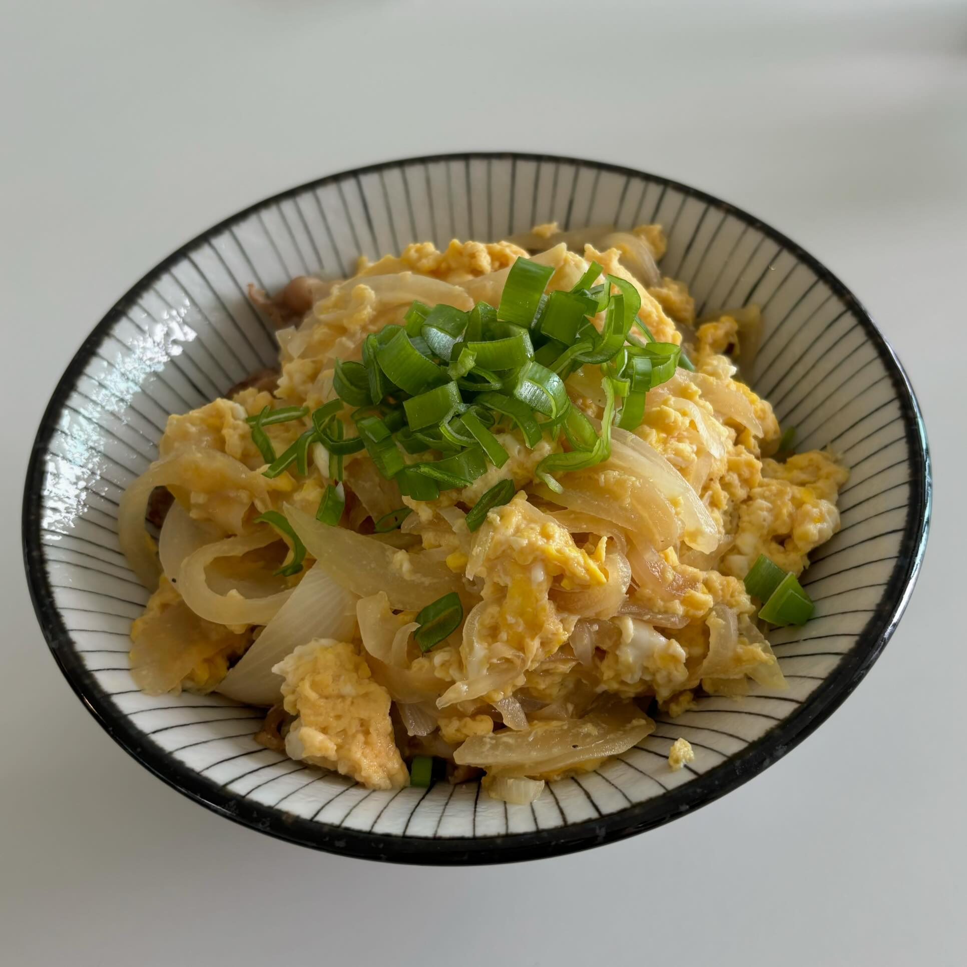 📌대패양파계란덮밥
너무 맛있어서 일주일에 한 번은 꼭 해먹는 레시피!

📝레시피_1인분 기준
양파 1/2, 계란 2, 간장 1.8T, 맛술 1.8T, 알룰로스 1/2, 물 8
1. 양파 총총총 썰고 소스를 먼저 끓인다음 양파가 흐물흐물해질 때 까지 볶아줍니다
2. 계란 착착착 풀고 볶은 양파 가운데 부어줍니다
3. 대패삼겹살을 먹고 싶은 만큼 구워줍니다
4. 밥 위에 대패 삽겹살, 양파계란볶음 부워주면 완성!