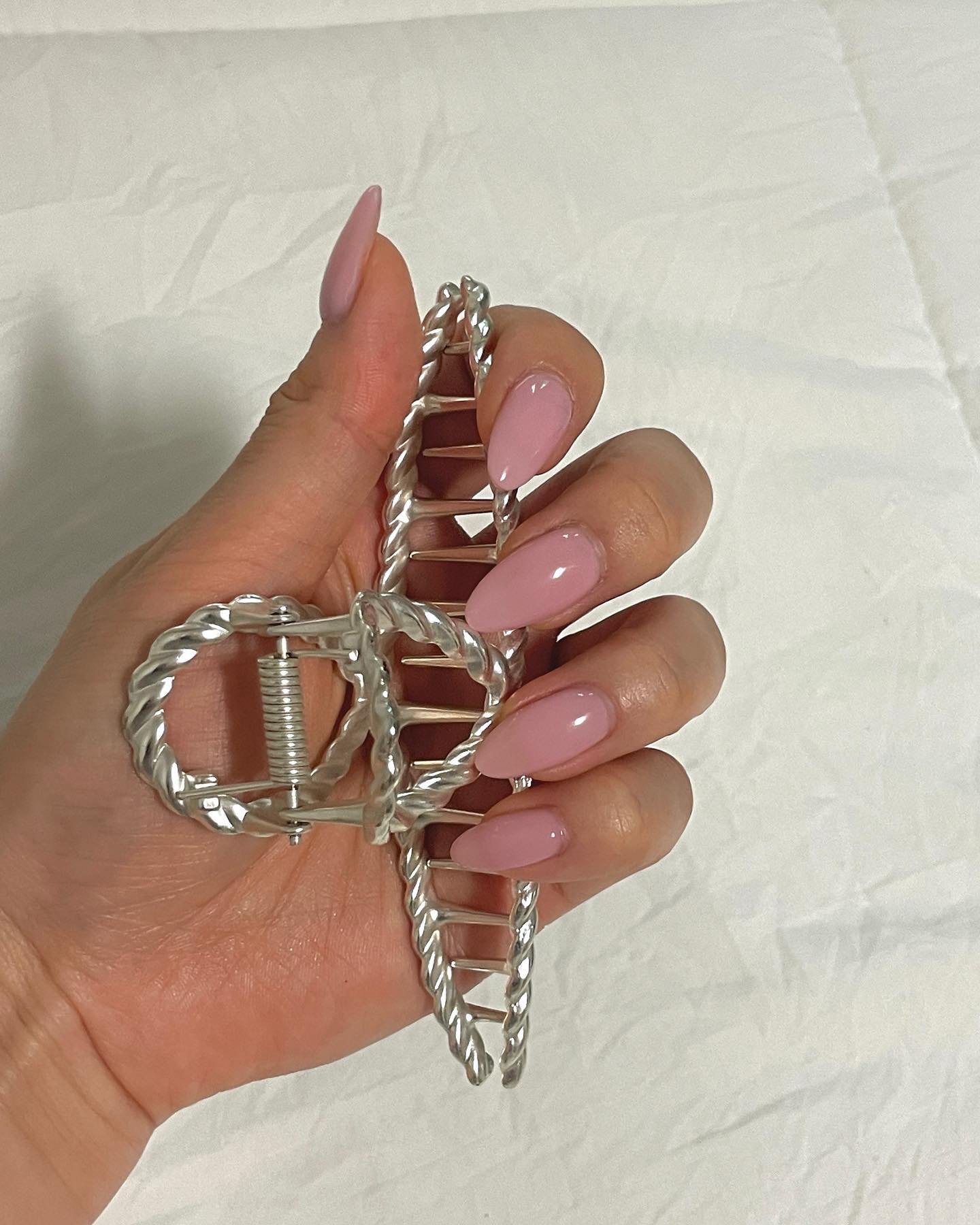 💗누벨르 네일💗
💅🏻 연장 + 원컬러 (부분연장)
원장님 친절하고 실력도 좋으셔서 너무 죠음 !-! 진짜 진짜
특히 유지력도 미쳤어요,,,,(마지막 사진 참고, 실시간 사진인데 지금 네일 받은 지 한 달 하고도 2주가 지나가는데 아직도 들뜸 없이 짱짱해요🫶🏻)

#협찬 #누벨르네일 #대전네일 #월평동네일 #둔산동네일 #전민동네일 #리뷰노트
