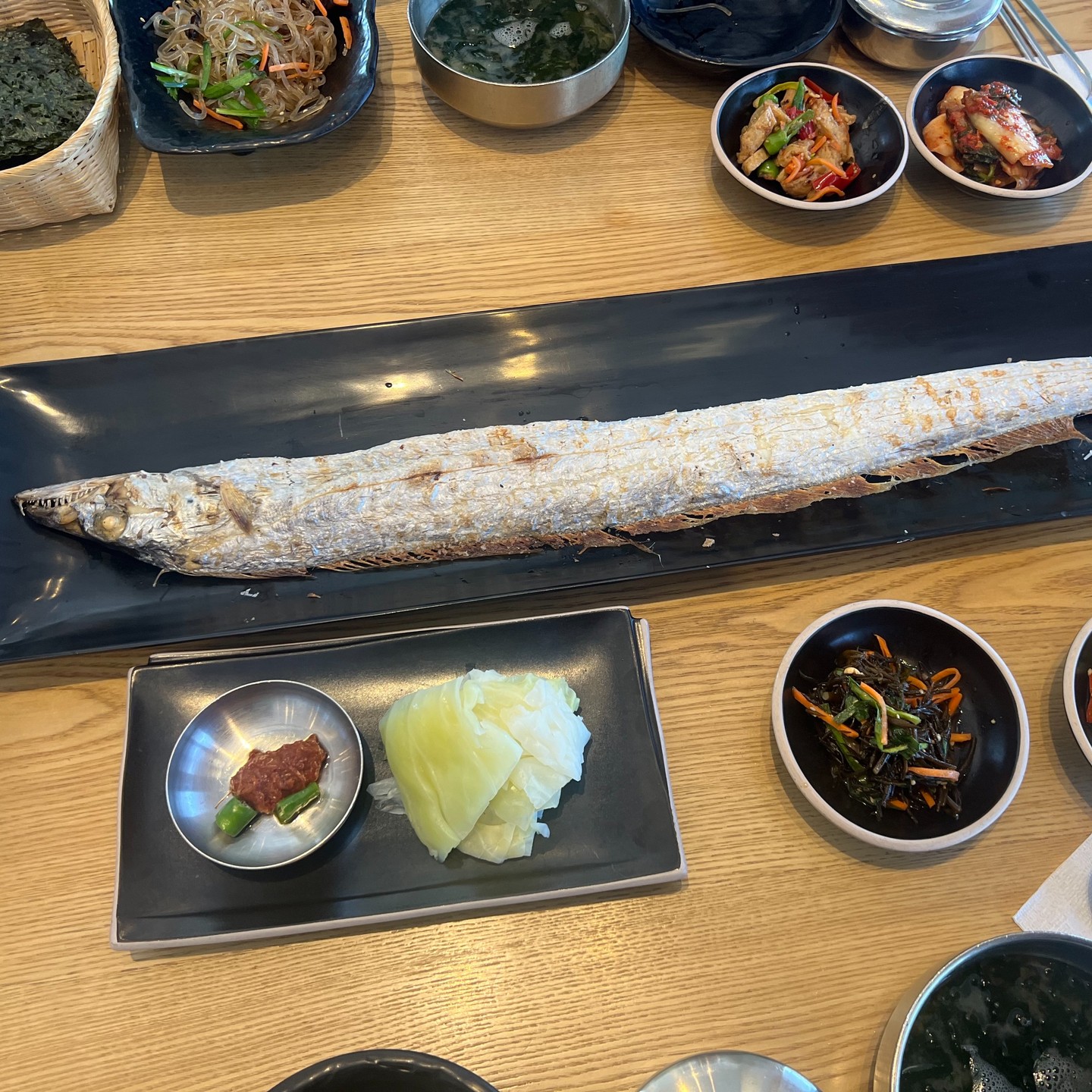 제주도에 가면 꼭 먹어야햐는 메뉴죠..
갈치조림과 갈치구이!!
통으로 나오는 갈치구이는 직접
가시도 발라서 손질까지 쏴악~~
아.. 씹지도않았는데 녹아 없어지는 맛!!

#먹방 #먹스타그램 #jmt #제주오성 #제주도가성비맛집 #제주가성비맛집 #제주갈치조림 #제주여행 #제주도여행 #좋아요 #맞팔 #선팔