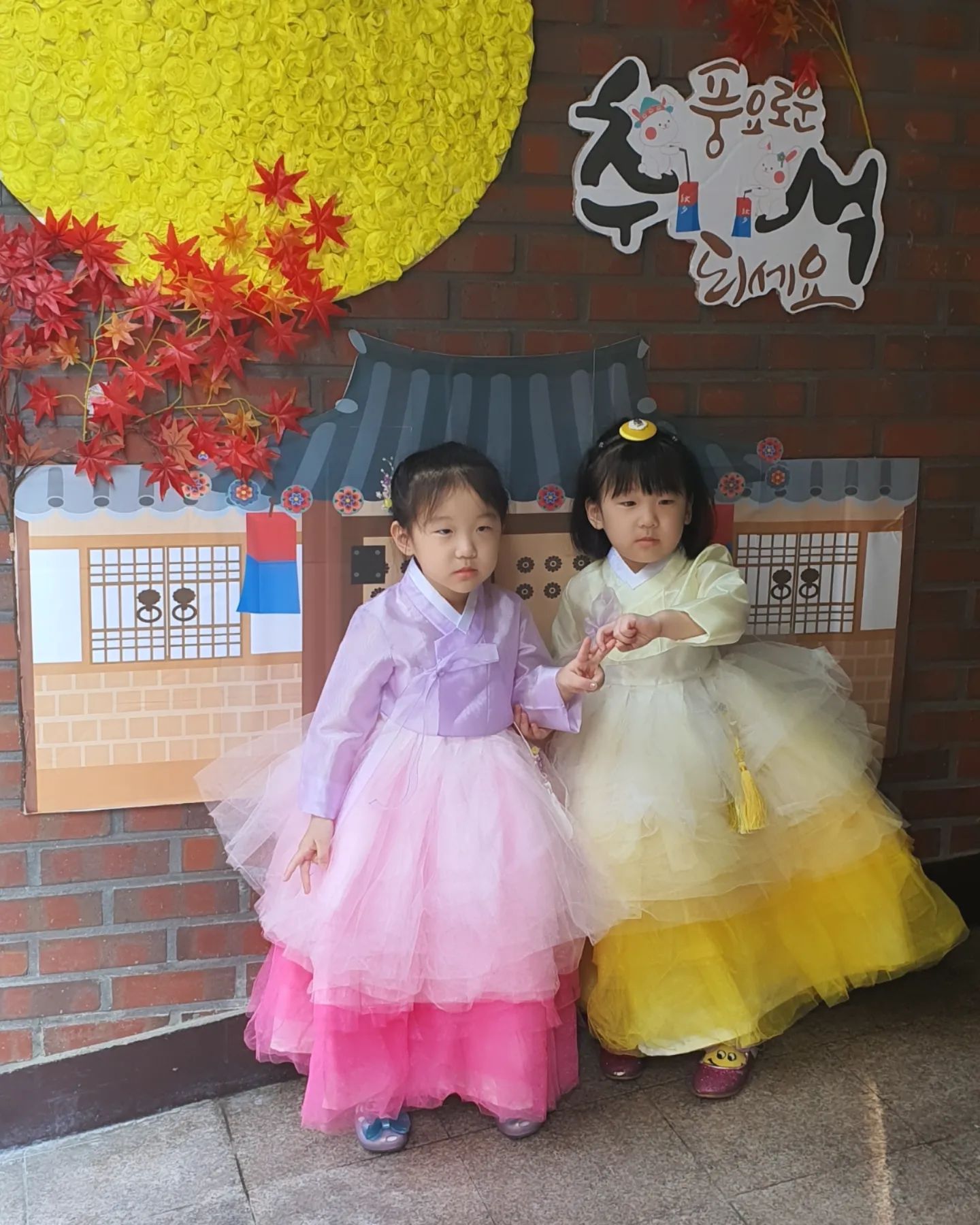 추석맞이 전통놀이를하는날이라 한복입고 등원했어요
셋째가 몇번이나 갈아입고해서 ㅜㅜ 
한바탕 폭풍이불고난다음이라 표정이 안좋다는;;;
그래도 얼집에서 잼나게 놀고 선물도받았어요
전 자식농사 풍년이랍니다 ~~ㅋㅋㅋ

#얼집행사 #한복입기 #전통놀이 #등원룩