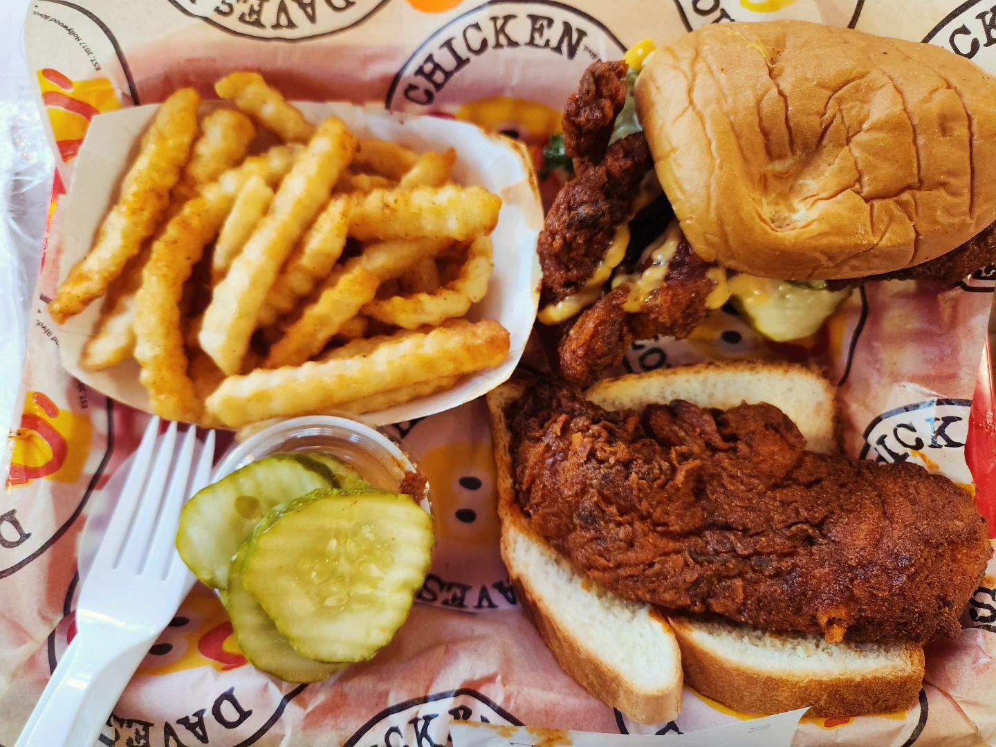 _20231206 #센_Dave'sHotChicken 
#센_미국 #센_시애틀
👉1200 E Pike St Ste 2, Seattle, WA 98122

먹은것👇
#센_tender&slider
#센_chocolatemilkshake

여긴 캐피톨힐의 핫플 데이브의 매운 치킨 집이다.
메뉴는 심플하게 치킨버거와 텐더조각

비를 맞으며 줄서있는 사람들을 보며 그냥 지나칠 수 없었다
얼마나 맜있으면...?

음식이 나왔고 치킨과 감튀는 나의 페이버릿이긴한데

우선 slander 라고 하는 치킨버거를 먹었는데 모닝빵에 치킨+ 피클과 친구들이 들어있는 맛이었고 나는 매운레벨 hot을 시켰는데 전혀 맵지않아 알고봤더니 medium이었다는 사실을 다 먹고나서야 알게되었다
엄청 특별한 맛은 아니었고 음 깔끔하네 ㅋㅋㅋㅋ하면서 먹었다 ㅋㅋㅋㅋㅋ

텐더가 hot레벨이었는데 토스트가 아래 깔려있었고 크리스피함을 느끼기 좋았다. 겉에 약간의 설탕이 발린 느낌도 들었다

같이간 친구랑 내린 결론은 나쁘지 않았지만 다시올래요 까지는 아니라고...ㅎㅎ