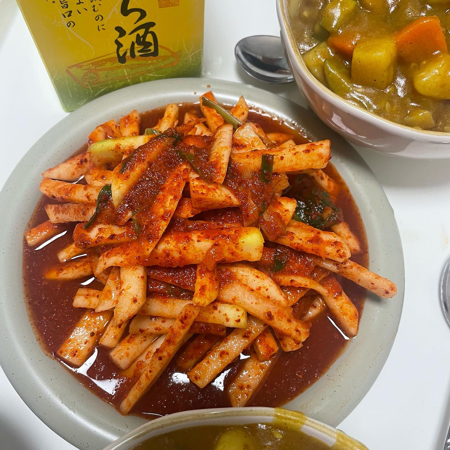 #오늘은내가요리사🍴 

노브랜드에서 야채사고 양념사구 카레사서
한시간만에 두개의 요리를 뚝딱 !!!!!!

심지어 제가 카레두 첨부터 끝까지 다해따구요!
( 볶는건 오빠가 ㅎ ㅎ)

요즘 겉절이 양념두 가루로 나오더라구요 😮
사실 액젓을 사고 싶엇는데 넘 커서 패스 …

겉절이양념가루 후기 : 좀만 더 젓갈맛이 났음 좋게따.
맛있게 먹어줘서 고마워 🫶🏻🫶🏻🫶🏻