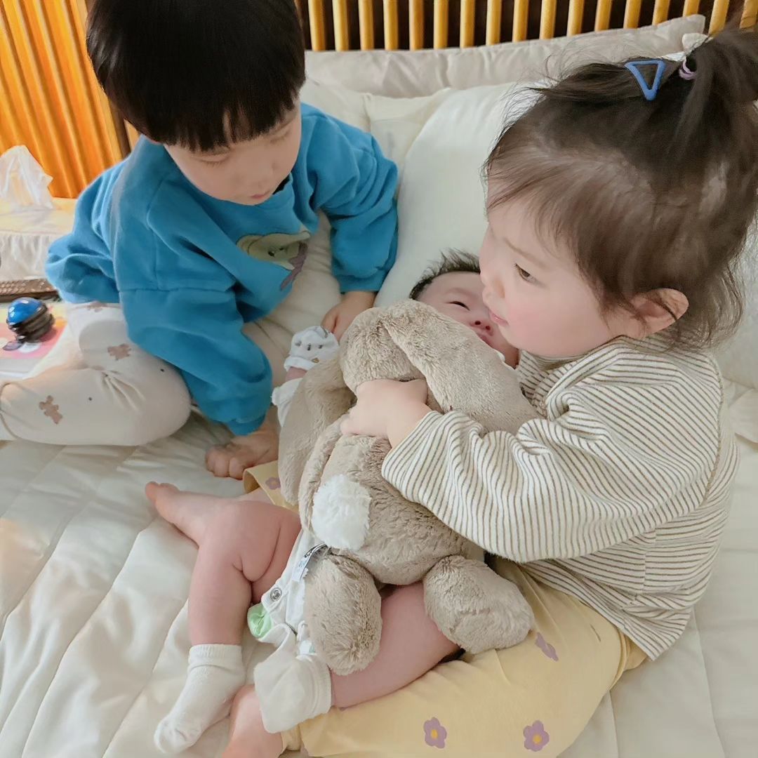 .
#셋째
는 훼이크고
은덩이모 아가보러 온가족 총출동~ㅋㅋ
우리아기 수난시대네 ㅋㅋㅋㅋ
갑자기 아기보더니 동생낳아달라고..
엄만 좀.. 고민이 필요해^^ 

#육아 #남매맘 #주말일상