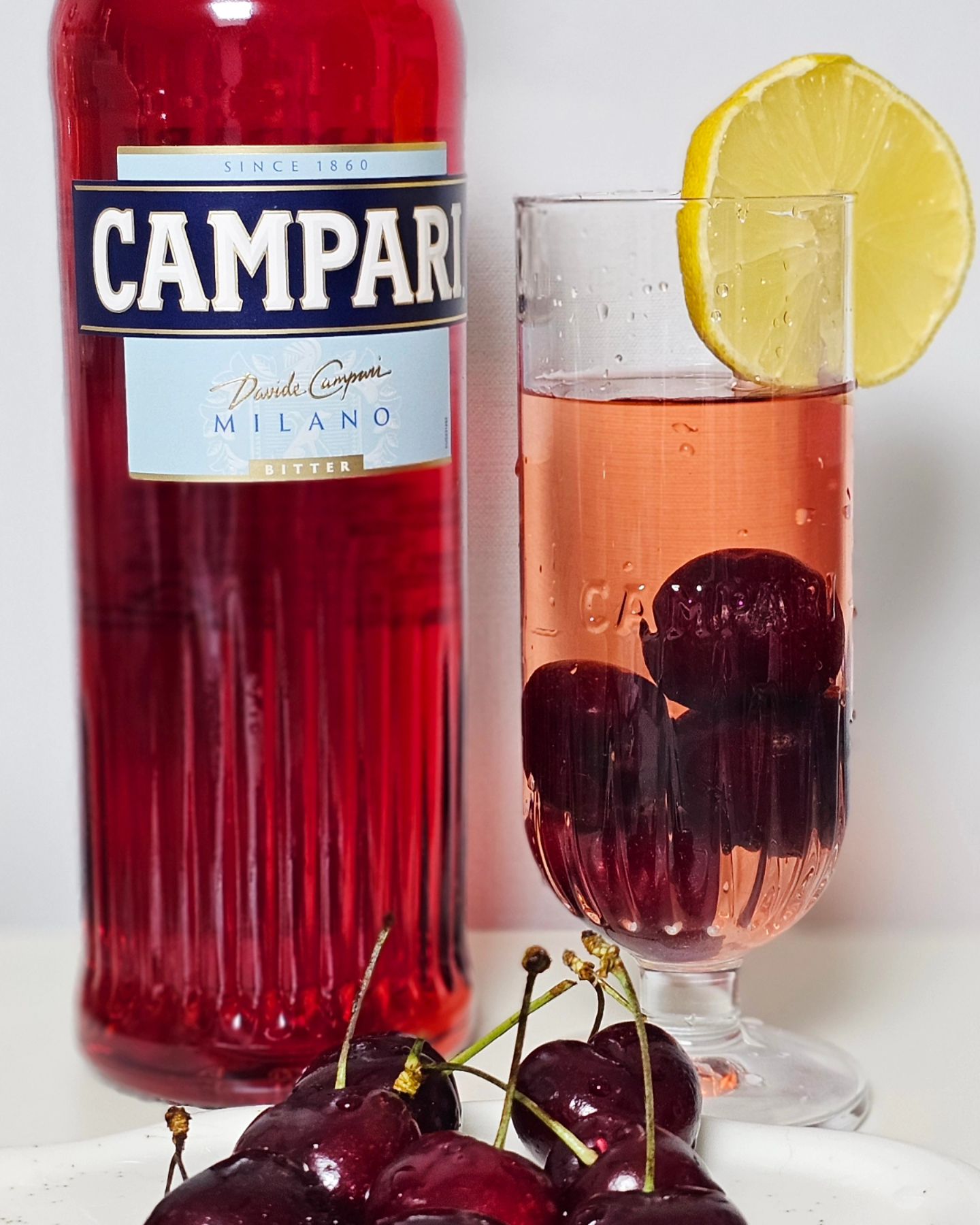 밀라노 감성 듬뿍 담긴
매력적인 비터 리큐르 캄파리로 홈칵테일 만들기🫶
camparikor 
붉은빛이 매력적인 술이라 집에있던 체리와 함께 마셔봤어요🍒

✨️캄파리 Campari✨️

주종: 리큐르
제조국: 이탈리아
알콜 도수 : 25%
용량 : 750ml
가격 : 32,000

#칵테일 #홈칵테일 #홈바 #칵테일바
 #바텐더 #식전주 #이탈리아 #이탈리아술 #리큐르 #네그로니 #캄파리 #campari #cocktail