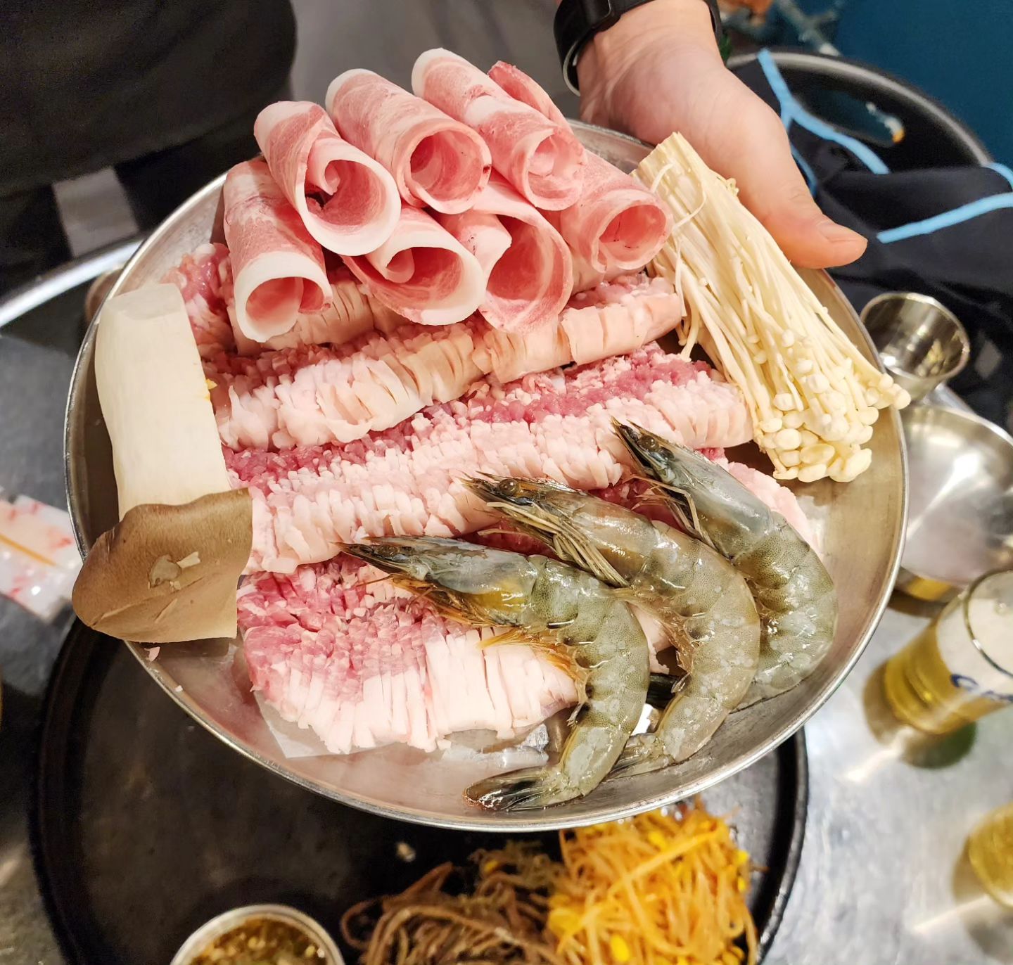 3세판 남포점

📍 주소: 부산 중구 중구로29번길 16-1
⏰️ 영업시간: 17:00 ~ 24:00

제주 백돼지를 가성비 좋게 먹을 수 있는곳!!
고기를 구워주기 때문에 너무 좋았답니다
칼집이 나있어서 부드러운 고기!!

거기에 새우까지 먹을 수 있어서 너무 좋아요
고기잘이 좋다보니 맛도 너무 좋을 수 밖에 없죠!!
앞으로 부산에서 제주 백돼지 먹고 싶으면
3세판 남포점 방문하려구요!!

맛있게 구워주시고 맛있게 먹는 방법도 알려주셨어요
해물라면까지 완벽
게가 얼마나 많이 들어 있던지
면도 꼬들꼬들하게 정말 맛있네요
남포동 맛집으로 추천!!! 해드려요
세트 구성 메뉴가 너무 좋아서 가성비 좋은 고기집

#삼세판남포점 #남포동맛집 #3세판고기집 #3세판부평점 #남포동고깃집 #남포동고기 
#부평동고기 #부평동삼겹살 #부산맛집추천 #제주흑돼지 #제주돼지고기 #제주백돼지 
#칼고기 #냉삼 #냉목살 #부산중구와인 #부산맛집 #남포동고기집
#남포동삼겹살 #부산중구맛집 #3세판남포점 #부산중구삼겹살 #삼세판남포점