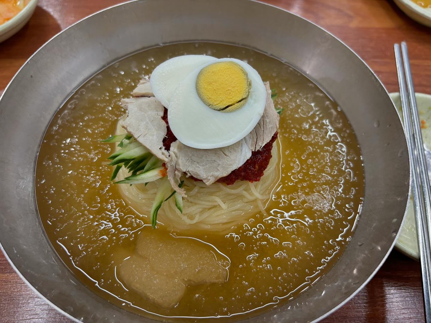 이거 먹으러 서둘러 왔는데도
웨이팅이 장난아니네
다른건 모르겠고 난 만두가 너무 맛있더라
.
.
.
.
#부산#초량밀면#물밀면#비빔밀면#왕만두#맛집#웨이팅기본#좋아요