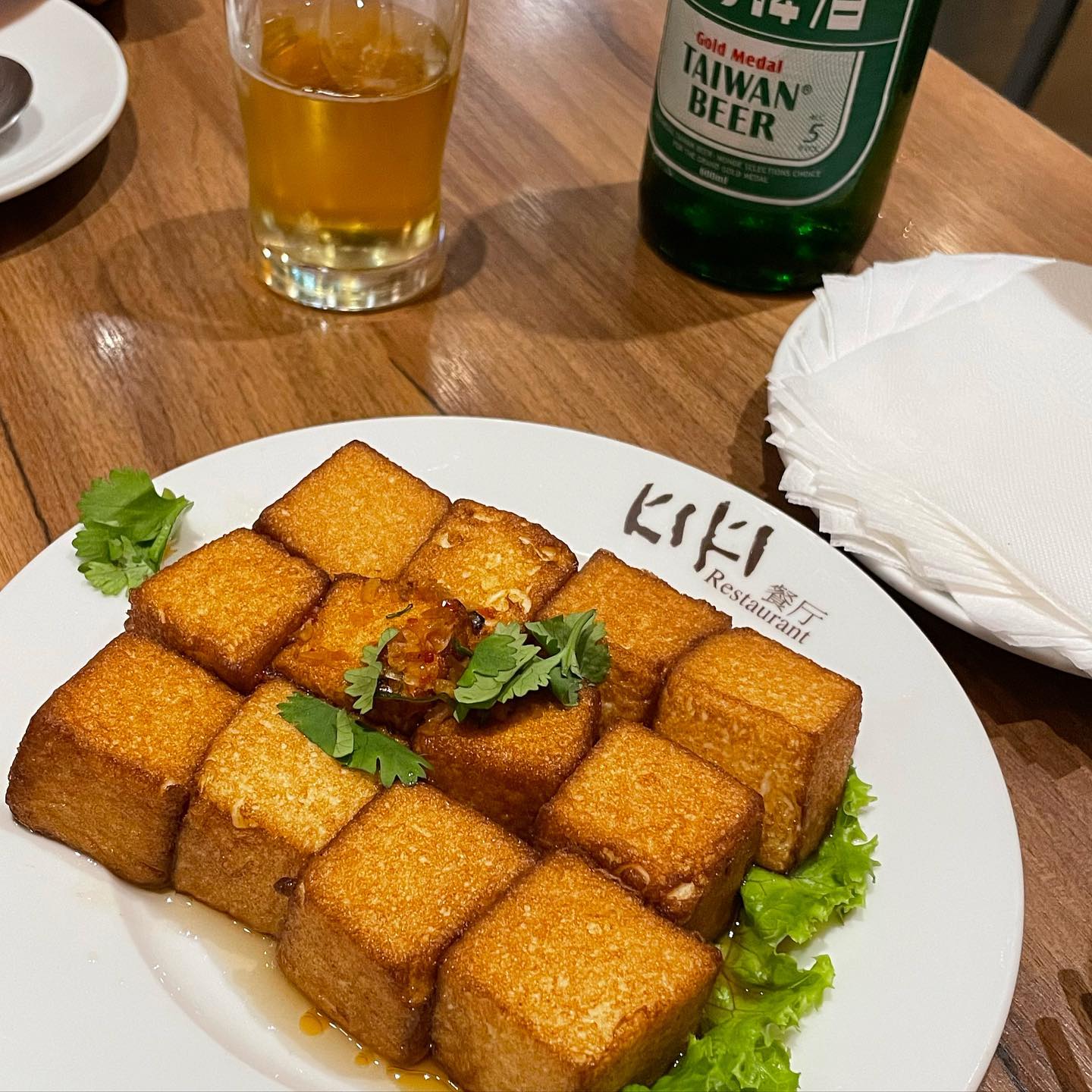 [대만 키키레스토랑] 🇹🇼
⠀
타이페이를 여행한다면 맛집 리스트에 항상 올라오는 키키레스토랑에 다녀왔어요! 백화점 4층에 위치해있어서 엘리베이터나 에스컬레이터를 이용하면돼요.
⠀
구글맵스를 통해서 쉽고 빠르게 예약하면 웨이팅 없이 즐길 수 있어요. 한국어메뉴도 있어서 메뉴를 보는데 문제가 전혀 없었어요 😆
⠀
인기메뉴를 모두 모아둔 세트가 가장 주문이 많이 되는 것같아요. 계란두부튀김은 푸딩처럼 부드럽고 촉촉한 촉감이고 고소하고 쫀득했어요. 부추고기에 매운맛이 표시되어 있었는데, 얼마나 매울까했는데 보기보다 정말 매워요 🔥
⠀
세트끼리 구성이 정말 좋아서 2-3명이서 세트하나면 충분히 배터지게 먹을 수 있어요.
⠀
⠀
⠀
⠀
⠀
#대만 #대만맛집 #대만음식 #키키레스토랑 #타이페이 #타이페이맛집 #타이페이여행 #101타워맛집 #kikirestaurant #taipeifood #taiwanfood #taiwantravel #foodie #foodstagram #tofurecipes