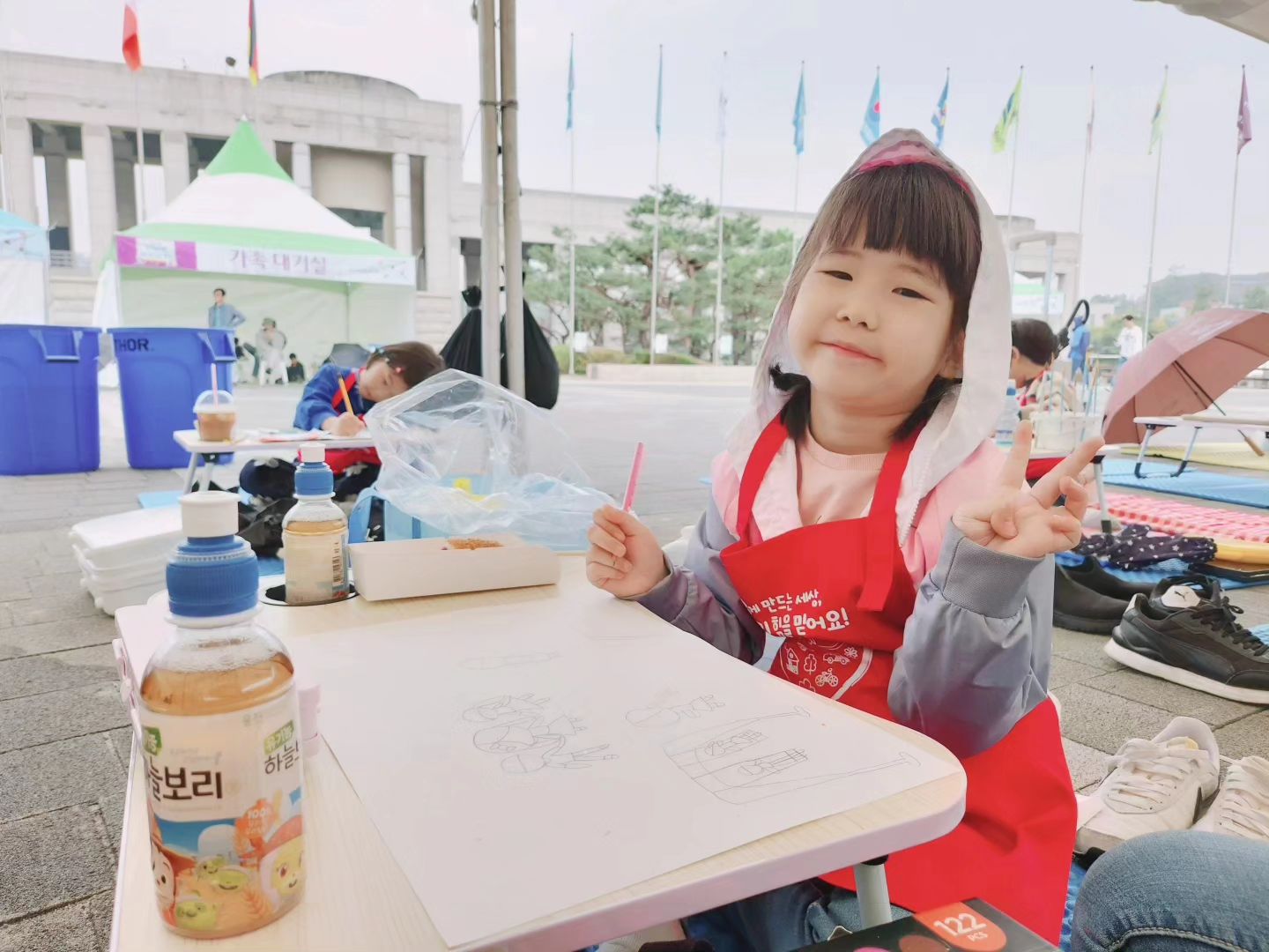 2023.10.14 우리은행 우리미술대회 본선💙

그림그릴때 행복하다는 다온이 덕에 다녀온 미술대회,
유치부 경쟁률이 25:1 이였다는거에 놀라고
생각보다 규모가 엄청큰 미술대회라는거에 두번놀란 대회.
아침에 일찍일어나 힘들텐데 10시부터 3시반까지
즐거워하며 자리에앉아 끝까지 자기 그림그리는
다온이를 보니 괜시리 뿌듯하고 대견했던 오늘 하루.
내딸이 제일 잘그리는줄 아는 도치맘이였던 나와
자신의 그림을 보며 또 상받는거 아니냐는 우리딸이지만
주위를 보니 입상으로 만족해야할것같다만ㅋㅋㅋㅋㅋㅋㅋㅋ
오늘하루 최선을 다한 너에게 너무 고마운 엄마,
항상 너무나 자랑하고만 싶은 착하고 고마운 우리딸❤️
(Feat. 엄마 똥손 안닮아줘서 고마워.. 엄마보다 잘그리는6살)

#우리은행미술대회 #우리미술대회본선
#6세미술 #6살그림 #엄마눈엔대상