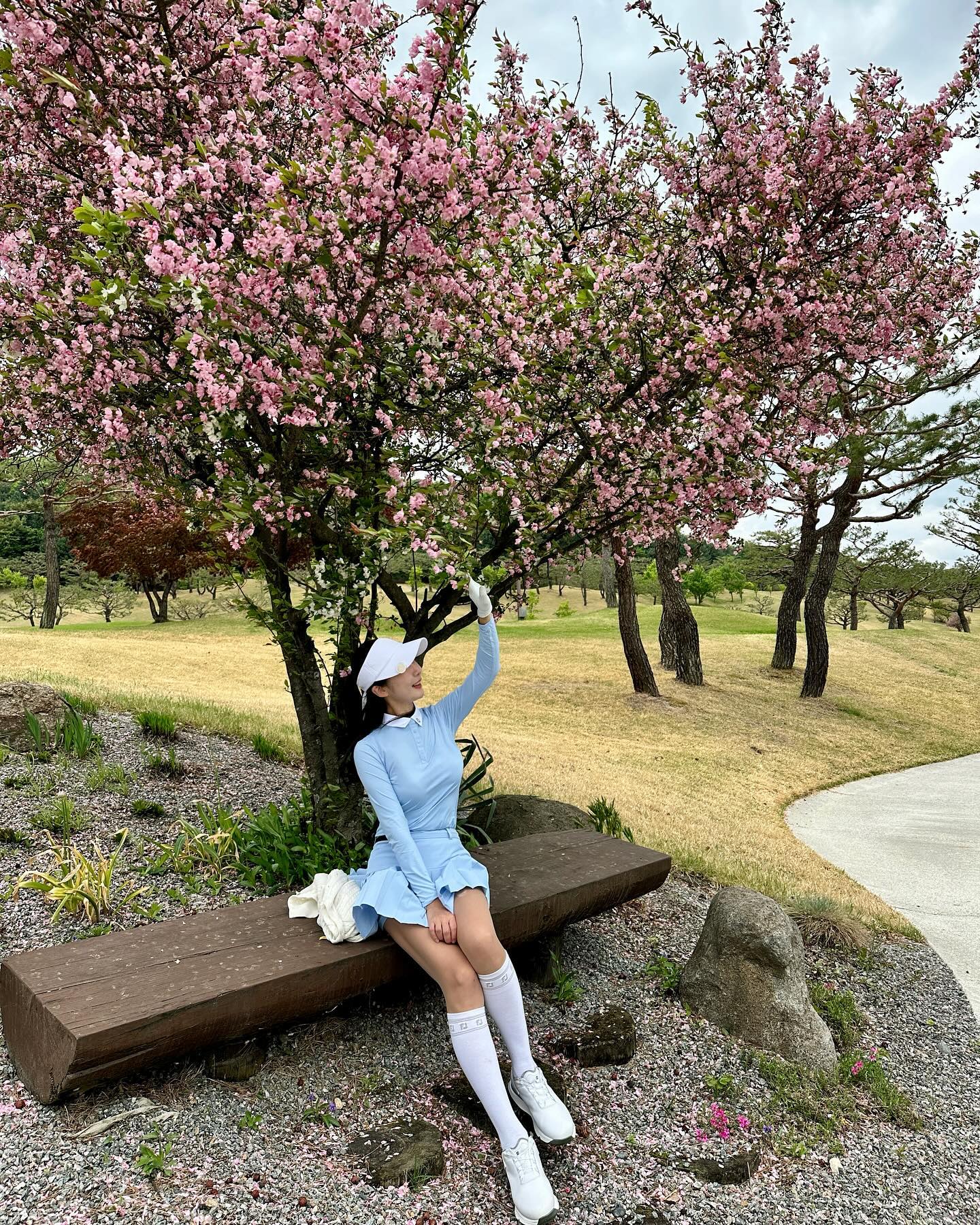 두번째 와보는 #라데나gc ⛳️ 
3년전 행사때 처음 와보고 코스가 너무 멋지고 관리도 잘되어 있어서 반했었는데, 시즌 초인데도 불구하고 관리상태가 너무 좋았다. 페어웨이도 그린도 빽빽하고 5월 두산 매치플레이 때는 얼마나 더 좋을지! 

예쁜 꽃들도 나무들도 많아서 눈이 즐거운 코스들. 춘천 골프장들은 이래서 좋아! 넓은 코스에 비해 전반적으로 그린이 작은 편이라 조금 까다로웠고 오늘따라 감사하게도 시합때나 할법한 핀위치로 꼽아주셨대서 고군분투😊 그린스피드는 2.6-7 정도-
그래도 파3홀들은 그나마 짧은 편이라 밸런스가 맞는 것 같기도... 

날씨가 흐리고 바람이 많이 불긴했지만 덥지 않아서 좋았다.
이런 날엔 진짜 바람막이 필수! 입고 안입고가 정말 다르더라-

우리 넷, 항상 진지하게 치긴 하지만 오늘이 최고였지 않았을까나. 샷 영상이 하나두 없다. 라운드 끝나고 얘기하는데 다들, 공 어딜로 갔는지는 계속 서로 봐줬는데 미안하지만 스윙은 하나도 안봤다고 ㅋㅋㅋㅋ

아마 다음 달엔 이 갈고 나올거 같아서 
더욱 기대되는 골그룹의 4월 월례회 기록!

#또가고싶은골프장 
#라데나cc  #춘천골프장 #골그룹 #4월월례회 
#풋조이 #아쿠쉬네트코리아후원