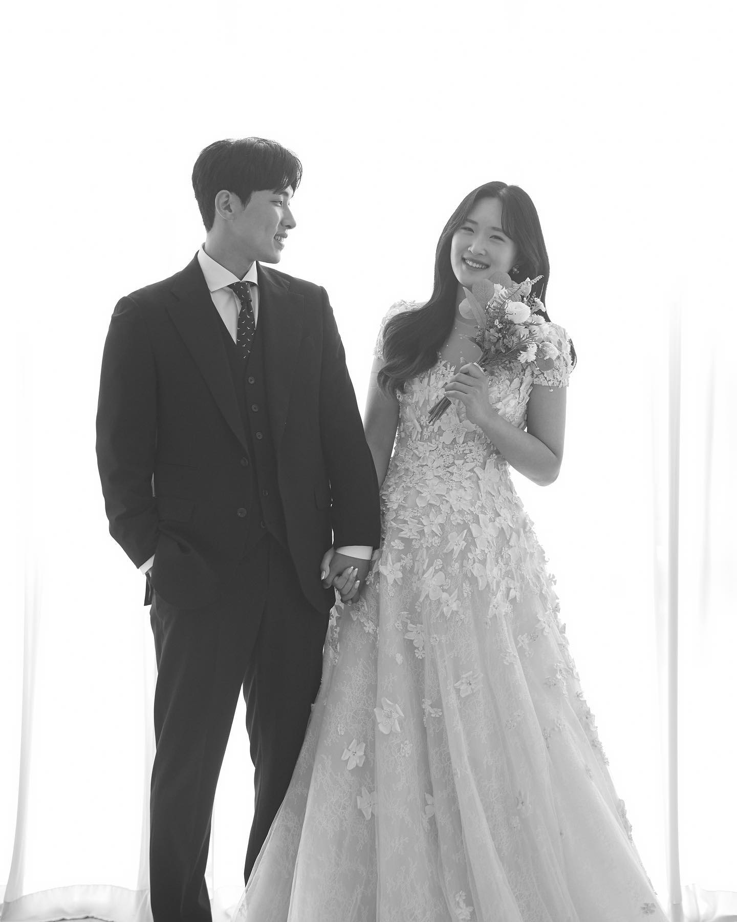 #20231217weddingday

D-14 🤵🏻🤍👰🏻‍♀️

12월 17일 저희 결혼합니다💍
 
소식 전하고 싶은 분들이 많지만 오랜만에 드리는 연락이 결혼 소식이라 부담스러우실까 망설여지고 조심스러운 마음에 선뜻 연락을 드리지 못한 분도 많습니다.

저희의 마음을 너그러이 이해해 주시고, 먼저 손 내밀어 주신다면 감사한 마음으로 소식 전하겠습니다.

주말에 귀한 시간을 내어 참석한다는 게 쉽지 않음을 잘 알기에 한 분 한 분의 발걸음을 귀하게 여기고 평생 그 마음 잊지 않으며 행복으로 보답하겠습니다!

귀한 발걸음 하여주시는 모든 분들, 멀리서 축하를 보내주시는 따뜻한 마음들, 미리 축하해 주신 모든 분들께 감사드립니다🤍